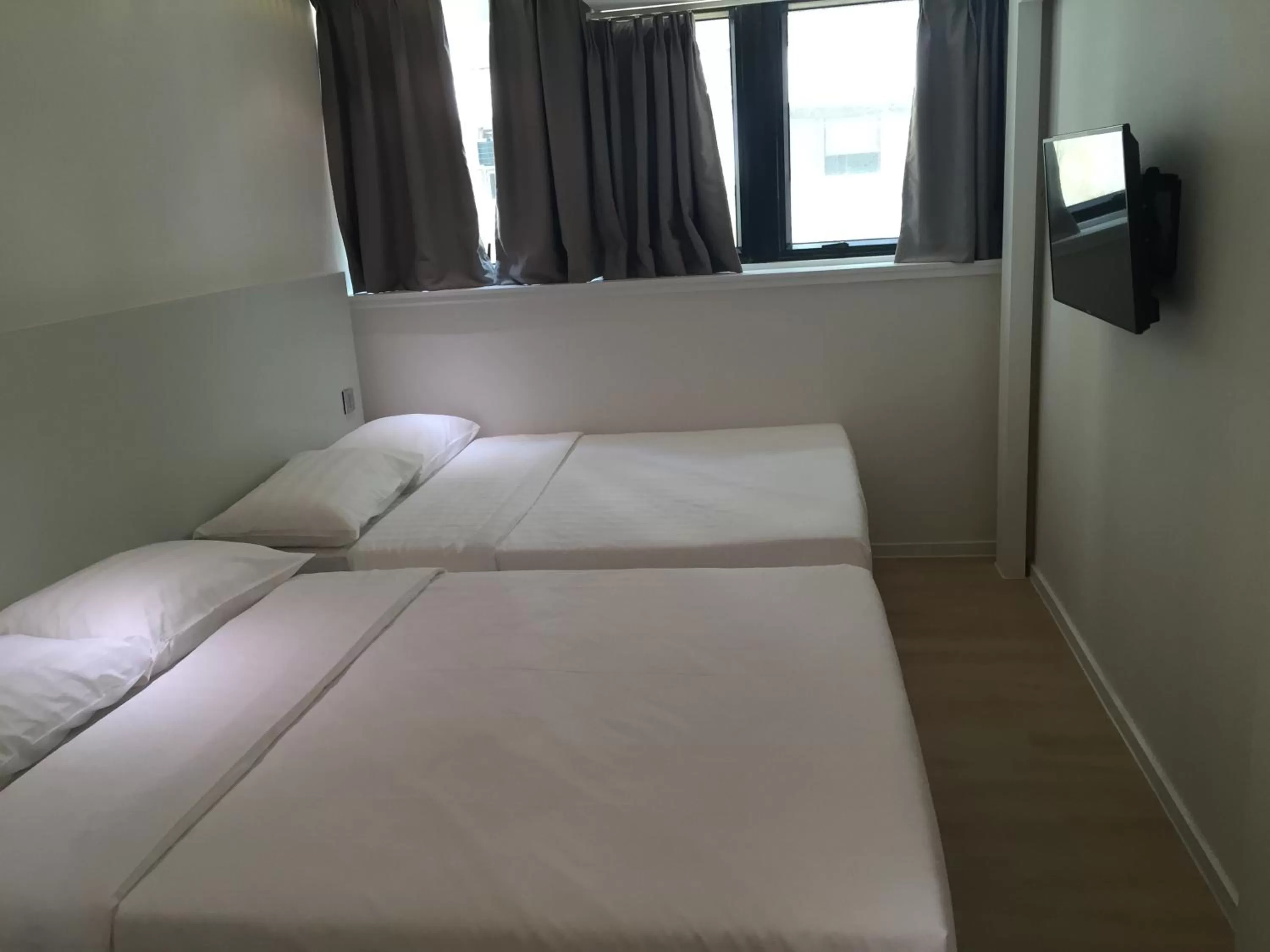 Photo of the whole room, Bed in Homy Central