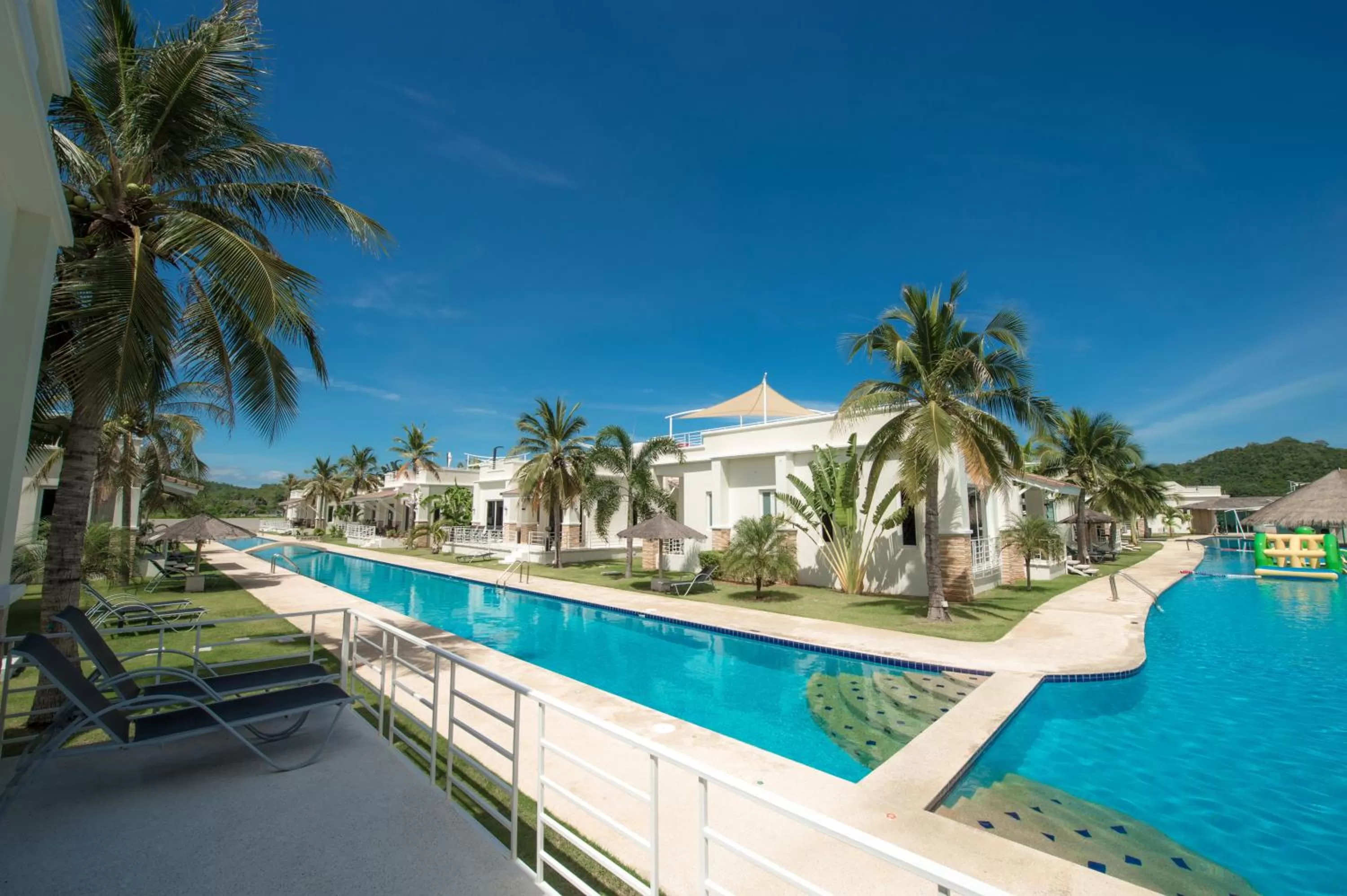 Day in Oriental Beach Pearl Resort