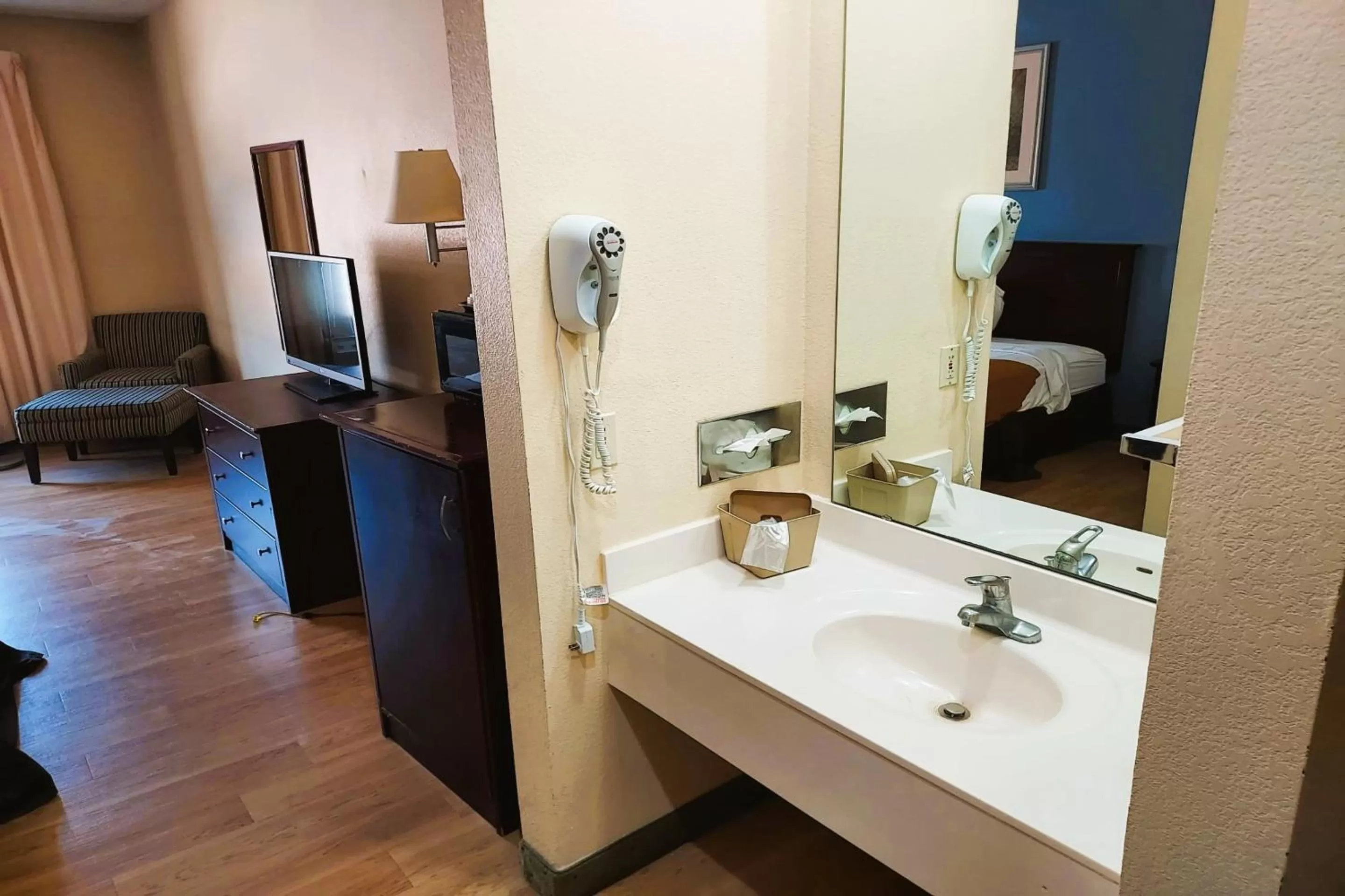 Bathroom in McPherson Inn By OYO, I-135