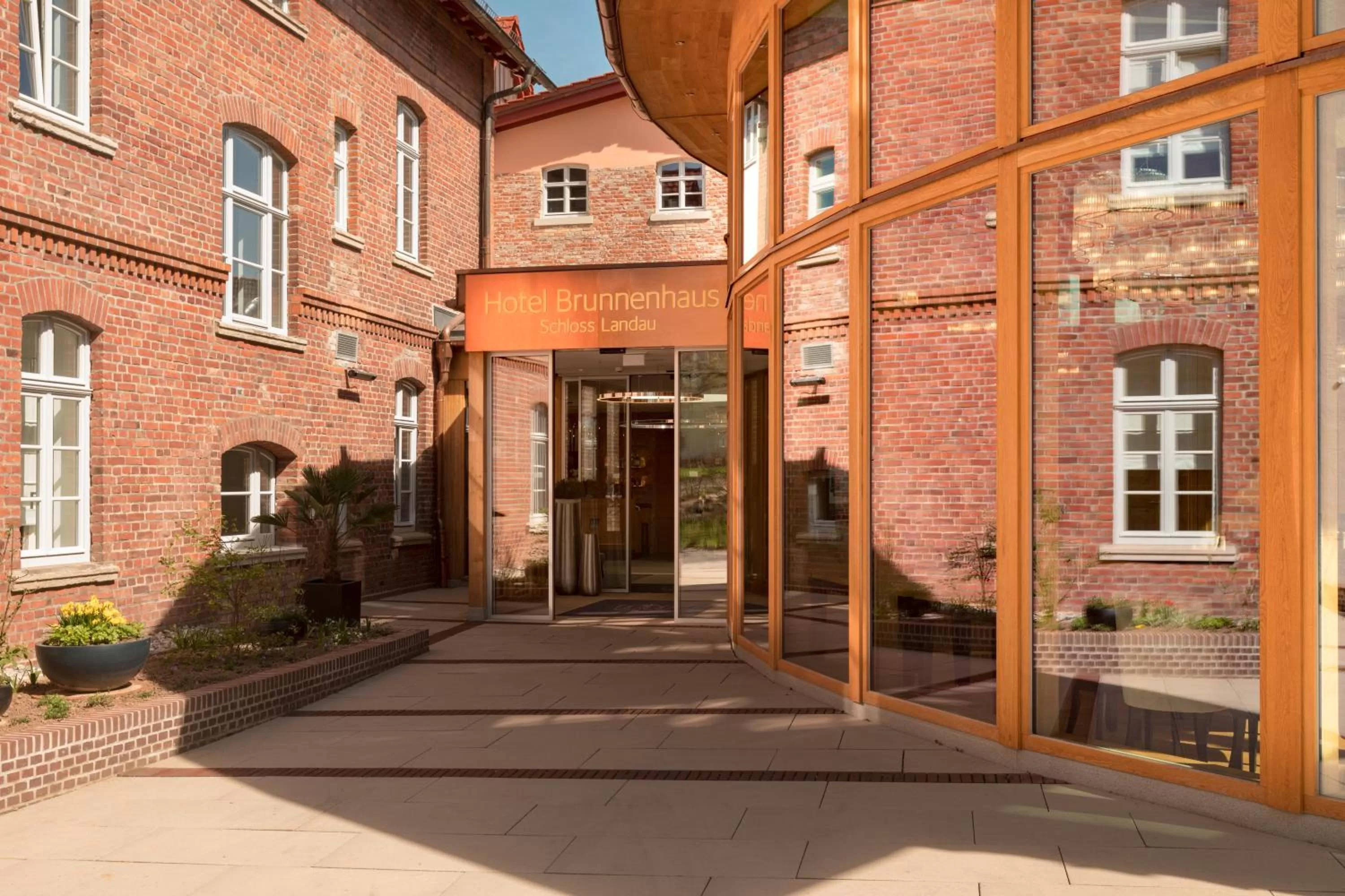Facade/entrance in Hotel Brunnenhaus Schloss Landau