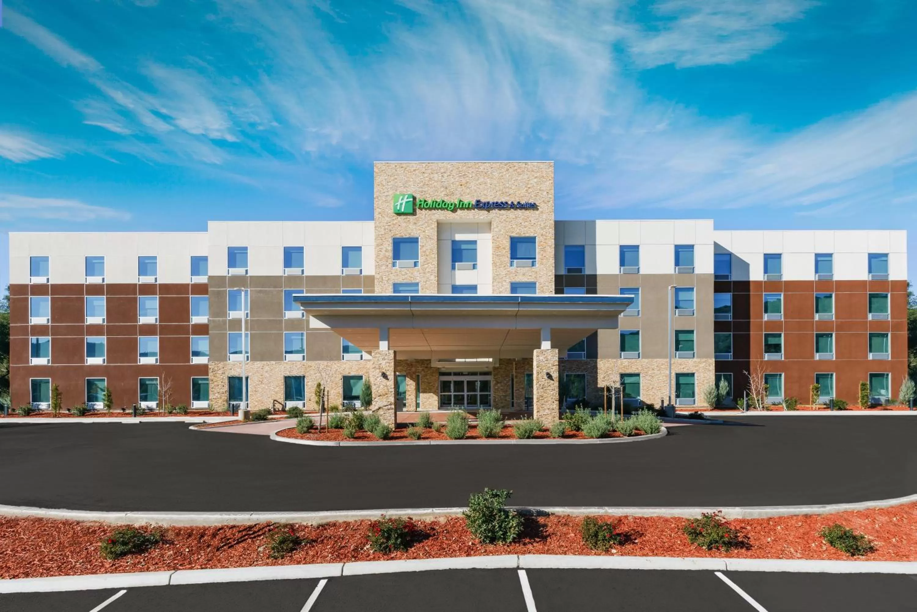 Property building in Holiday Inn Express & Suites Oakhurst-Yosemite Park Area by IHG