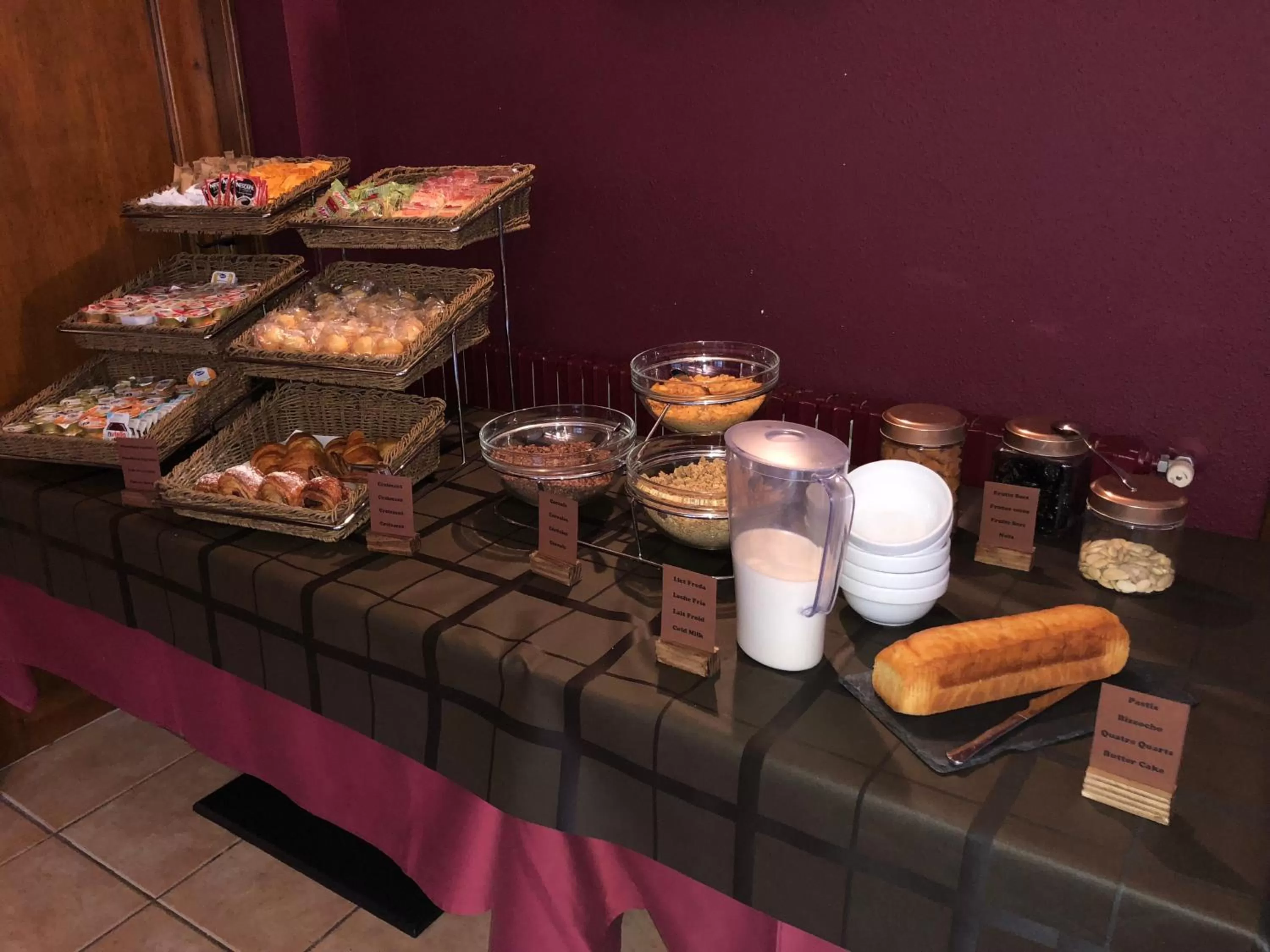 Buffet breakfast in Hotel L’Ermita B&B