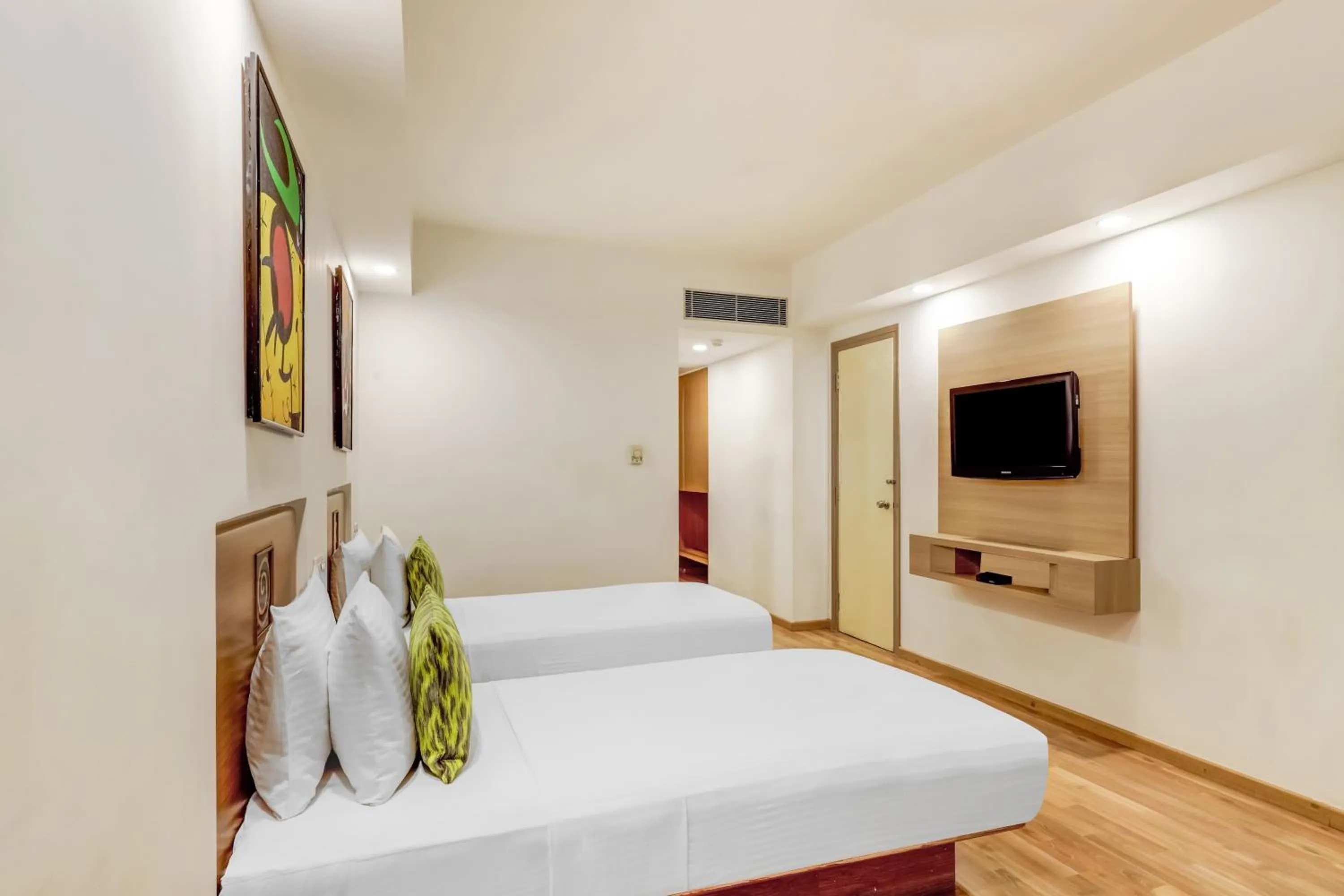 Bedroom, Bed in Lemon Tree Hotel, Ahmedabad