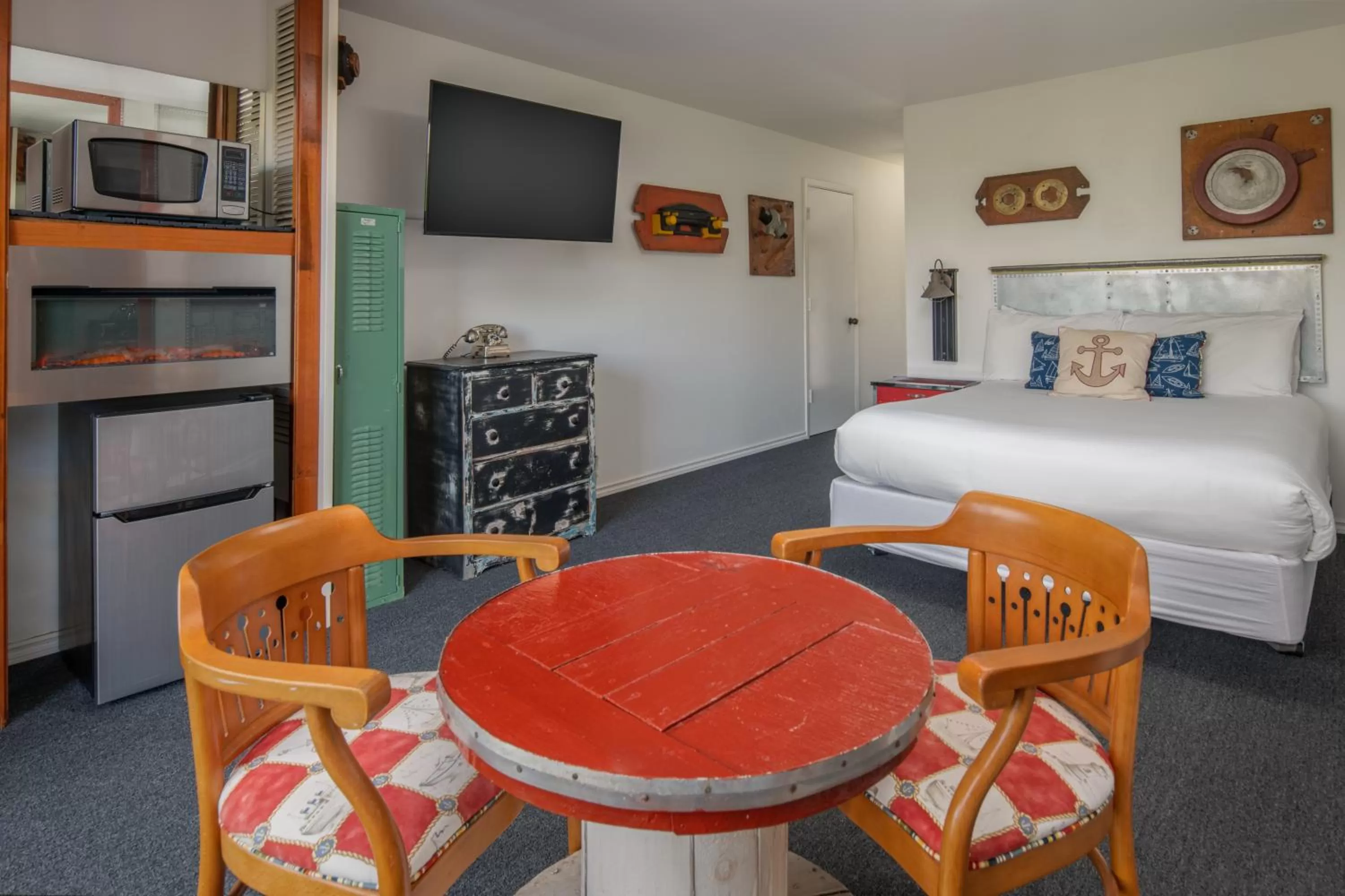 Communal lounge/ TV room, Bed in Astoria Riverwalk Inn