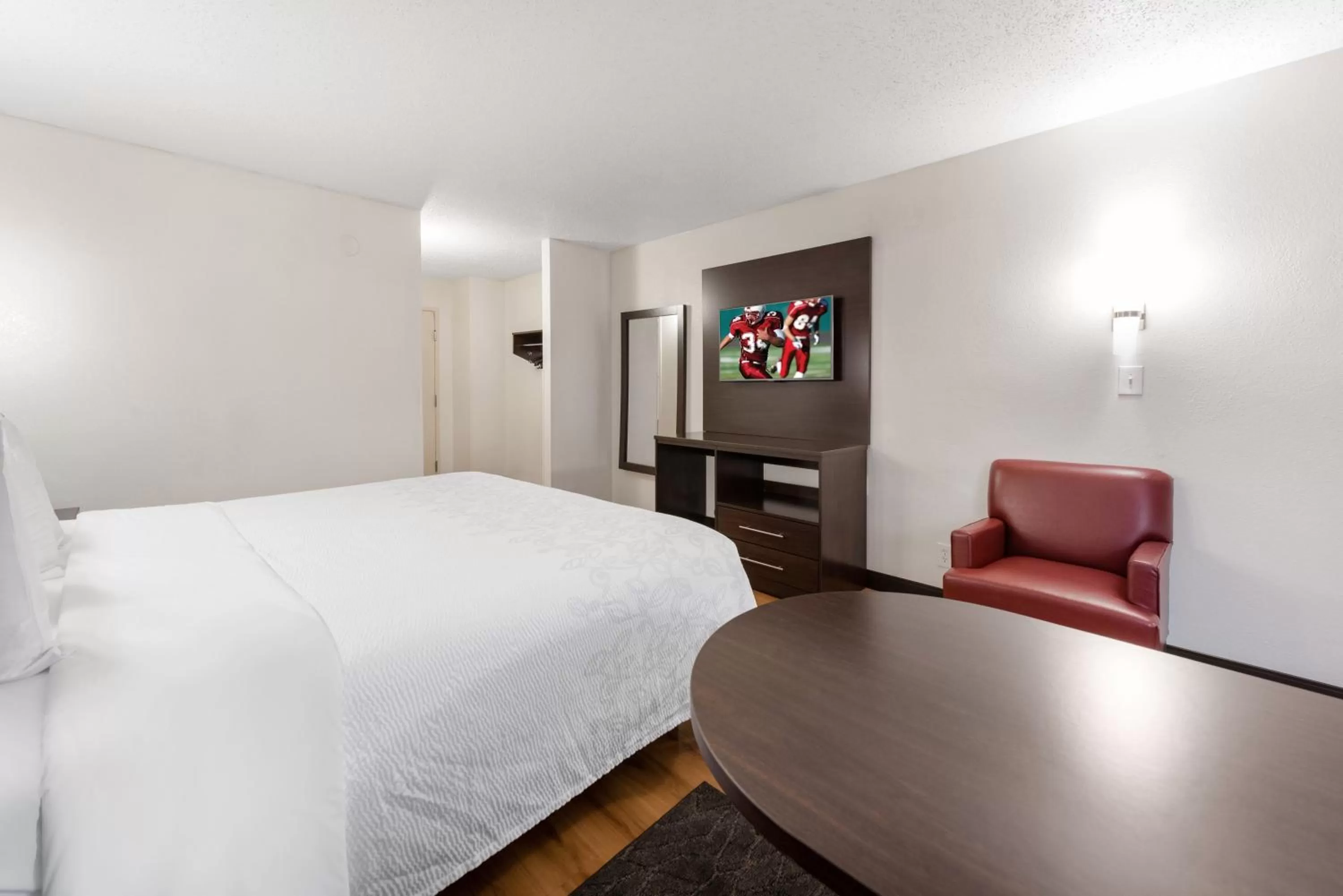 Photo of the whole room, Bed in Red Roof Inn PLUS+ Columbus - Worthington