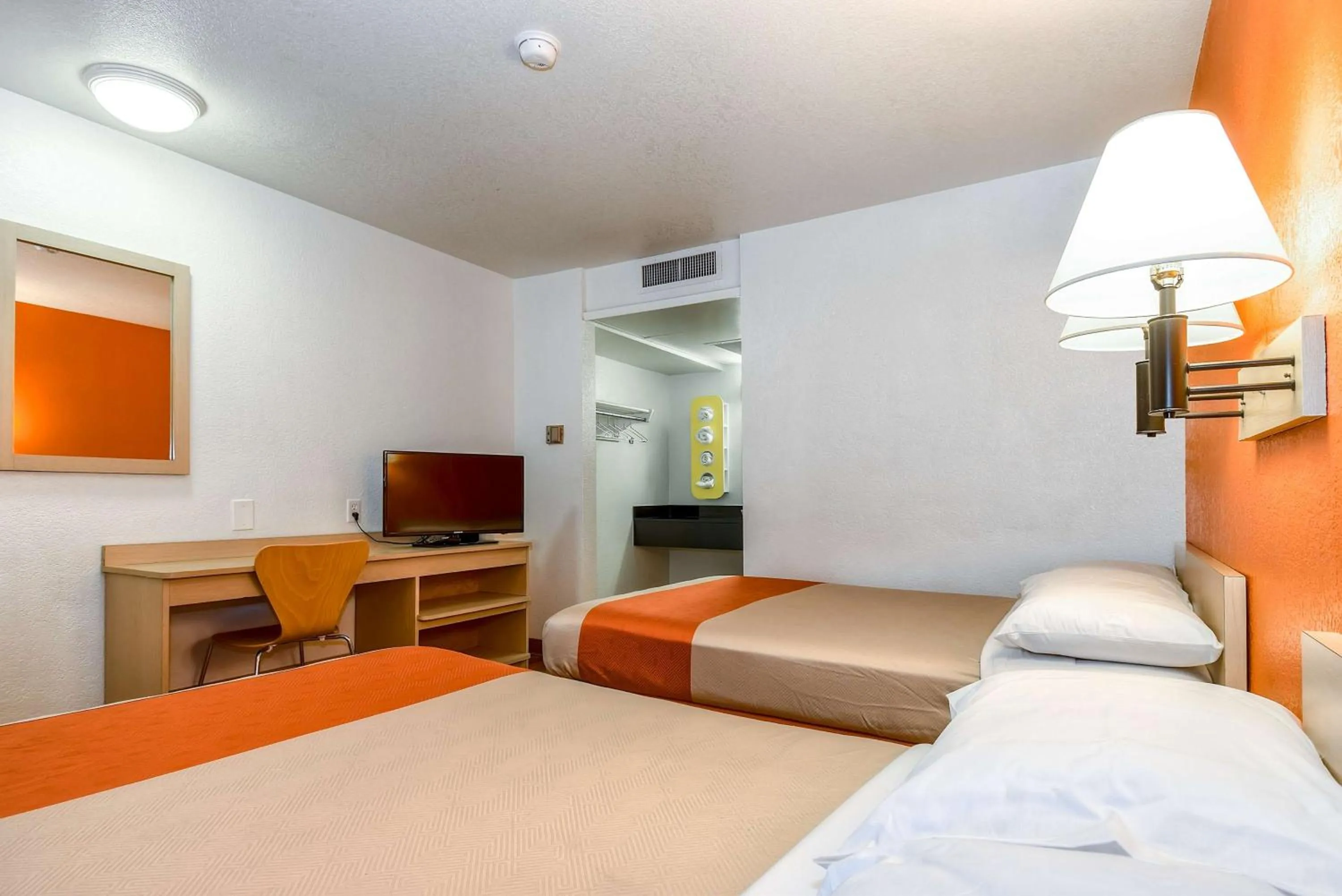 TV and multimedia, Bed in Motel 6-Corona, CA