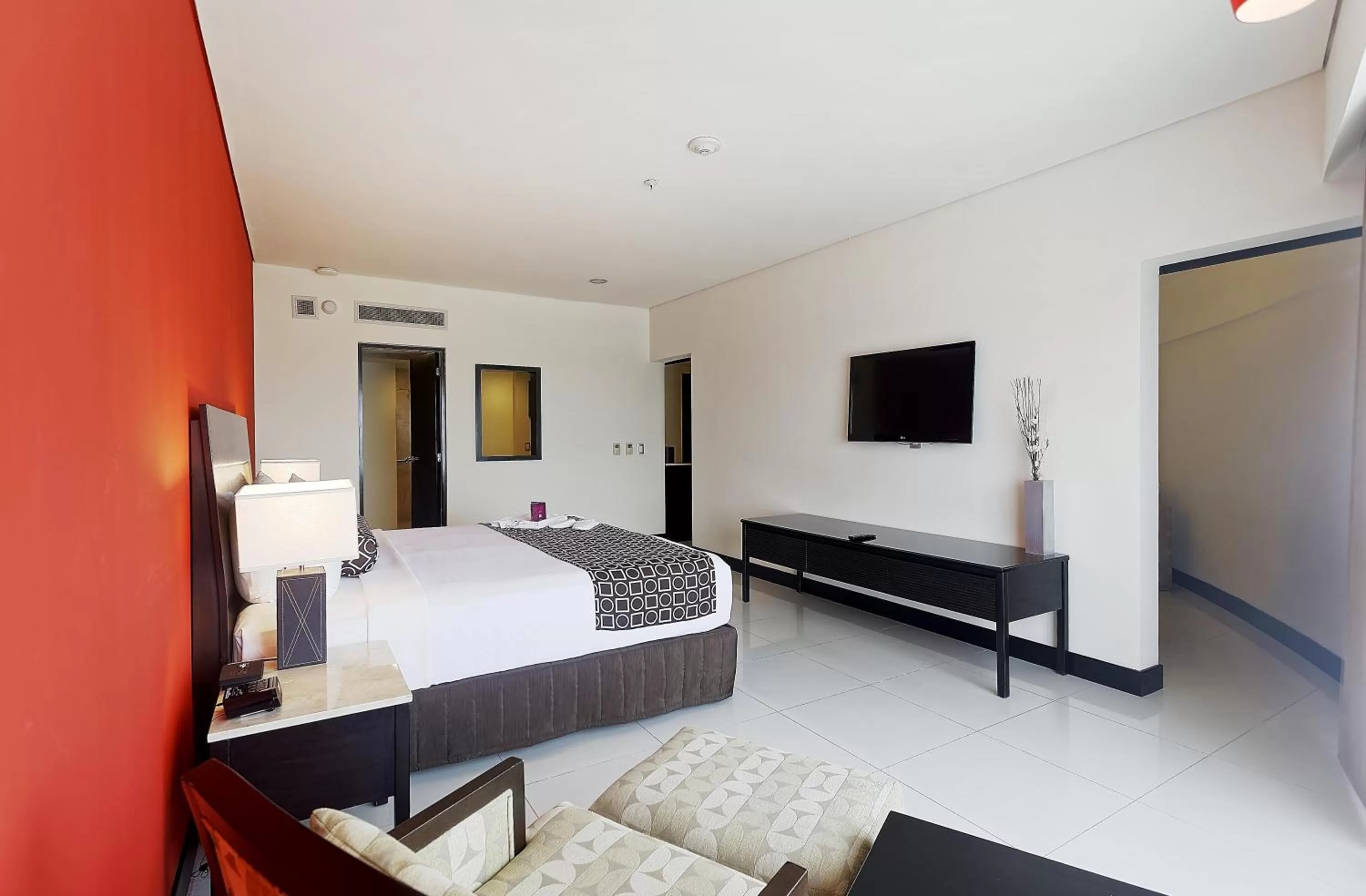 Photo of the whole room, Bed in Crowne Plaza Villahermosa by IHG