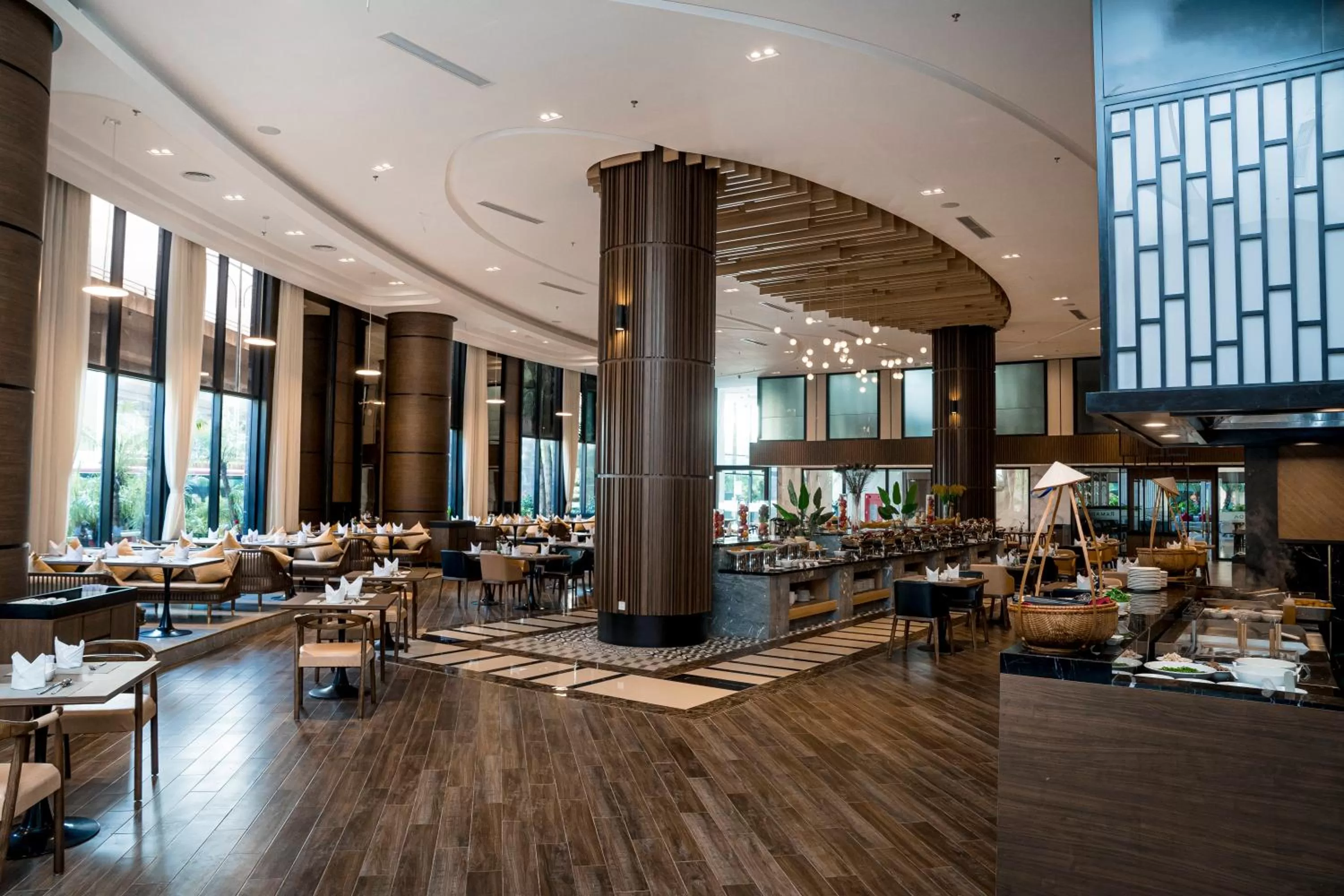 Restaurant/places to eat in Ramada Hotel & Suites by Wyndham Halong Bay View