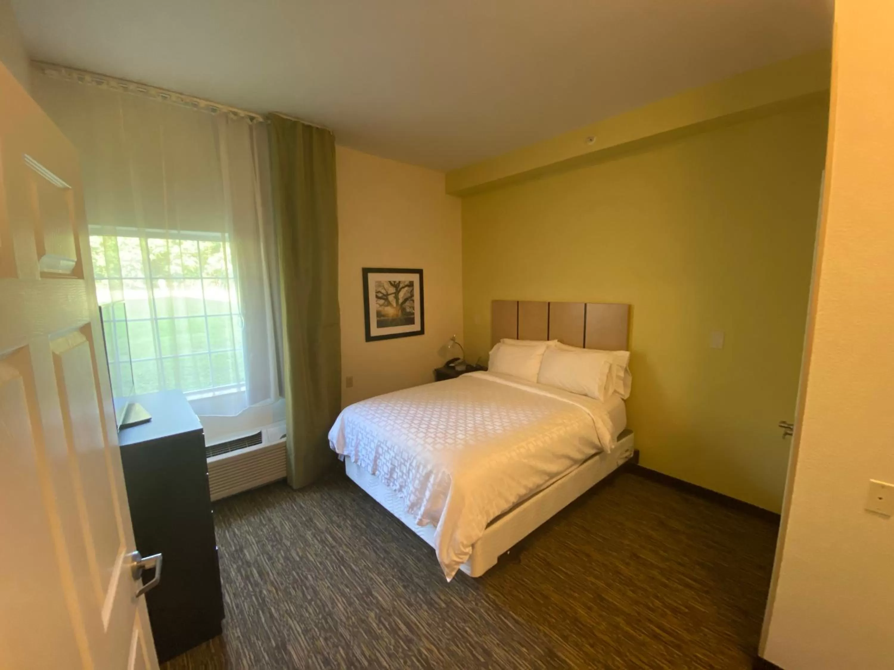 Queen Suite with Roll-In Shower - Disability Access in Candlewood Suites Hattiesburg by IHG