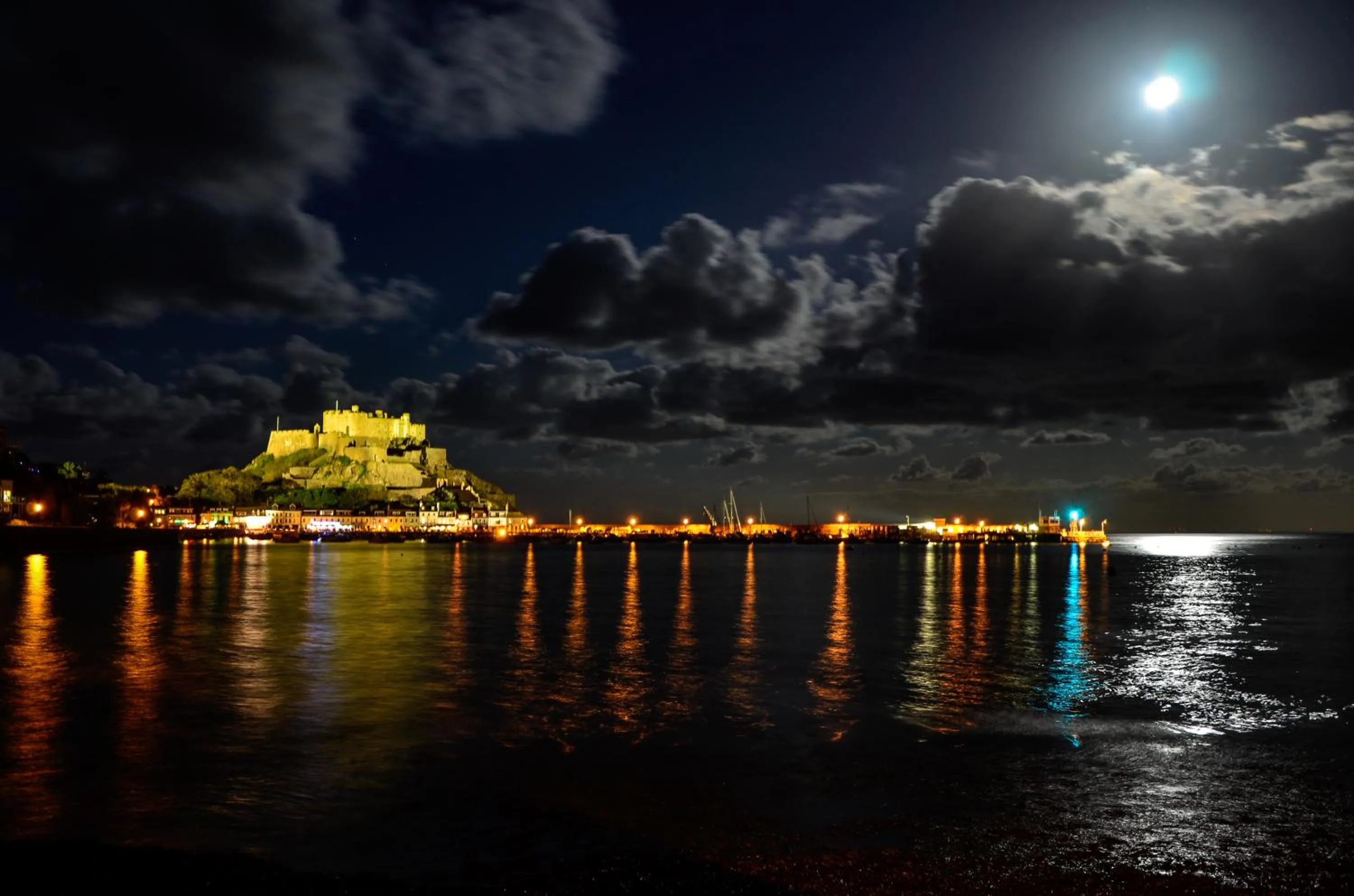 Area and facilities in Beachcombers Hotel