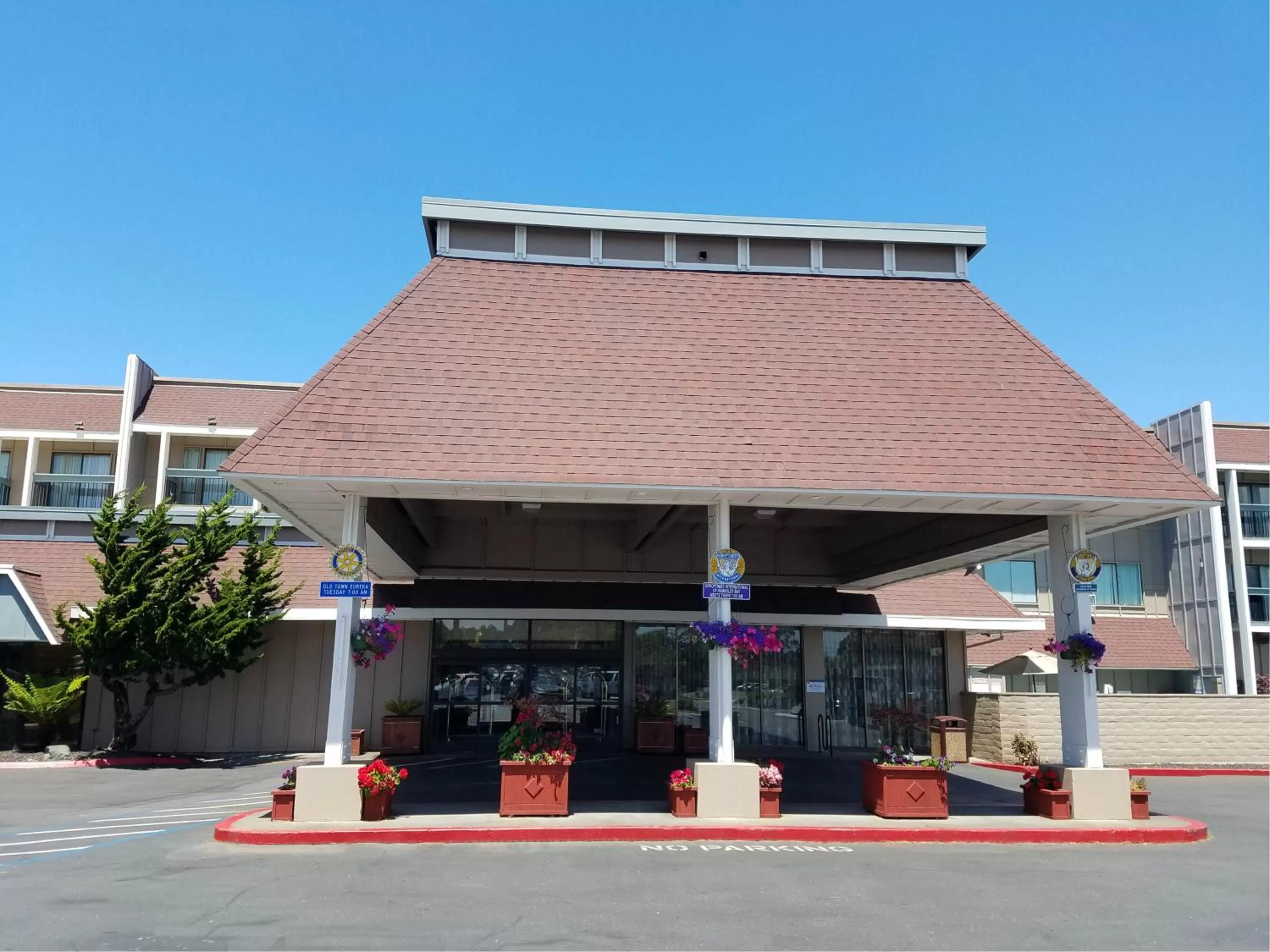 Facade/entrance in Red Lion Hotel Eureka