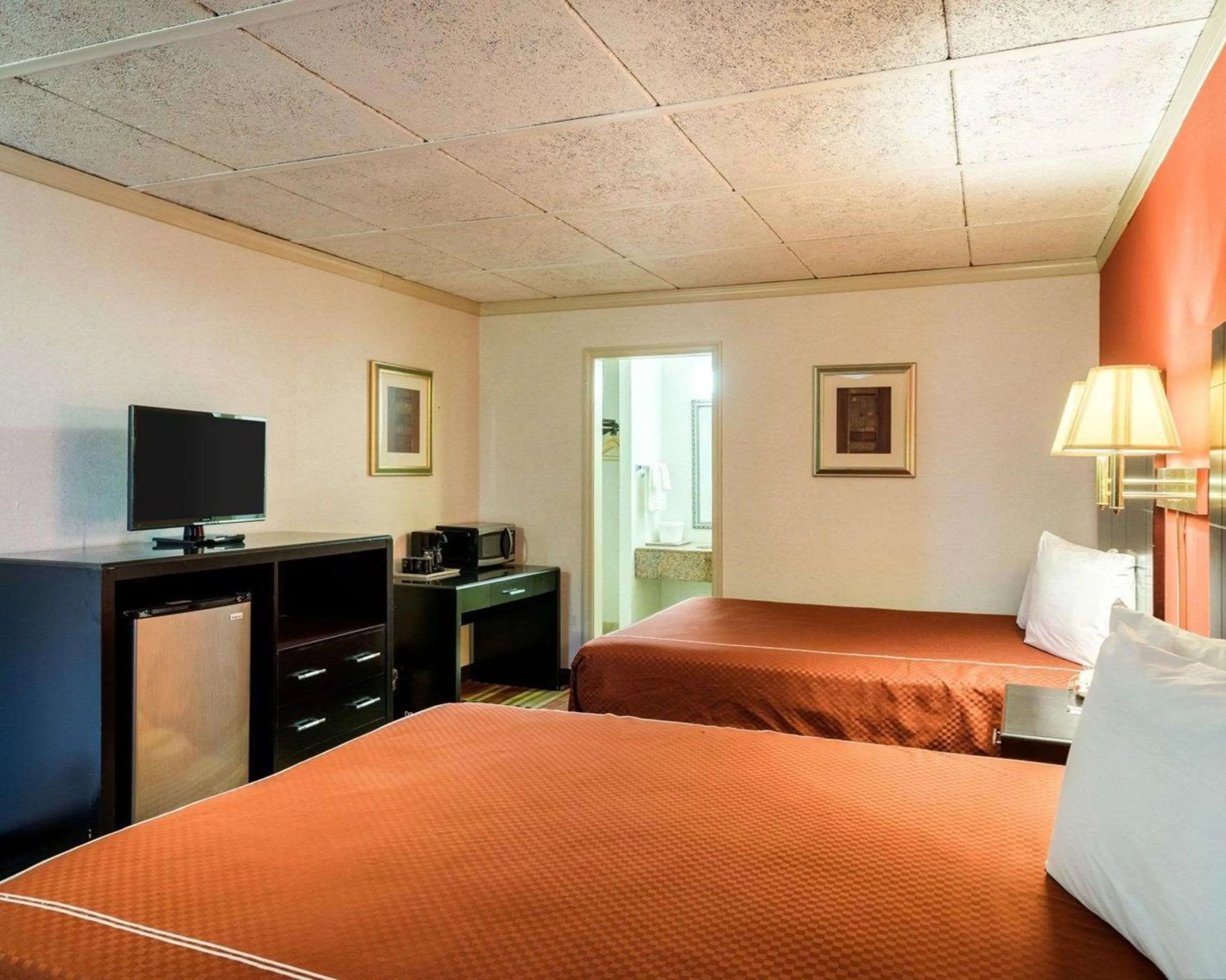 Photo of the whole room in Rodeway Inn Newark