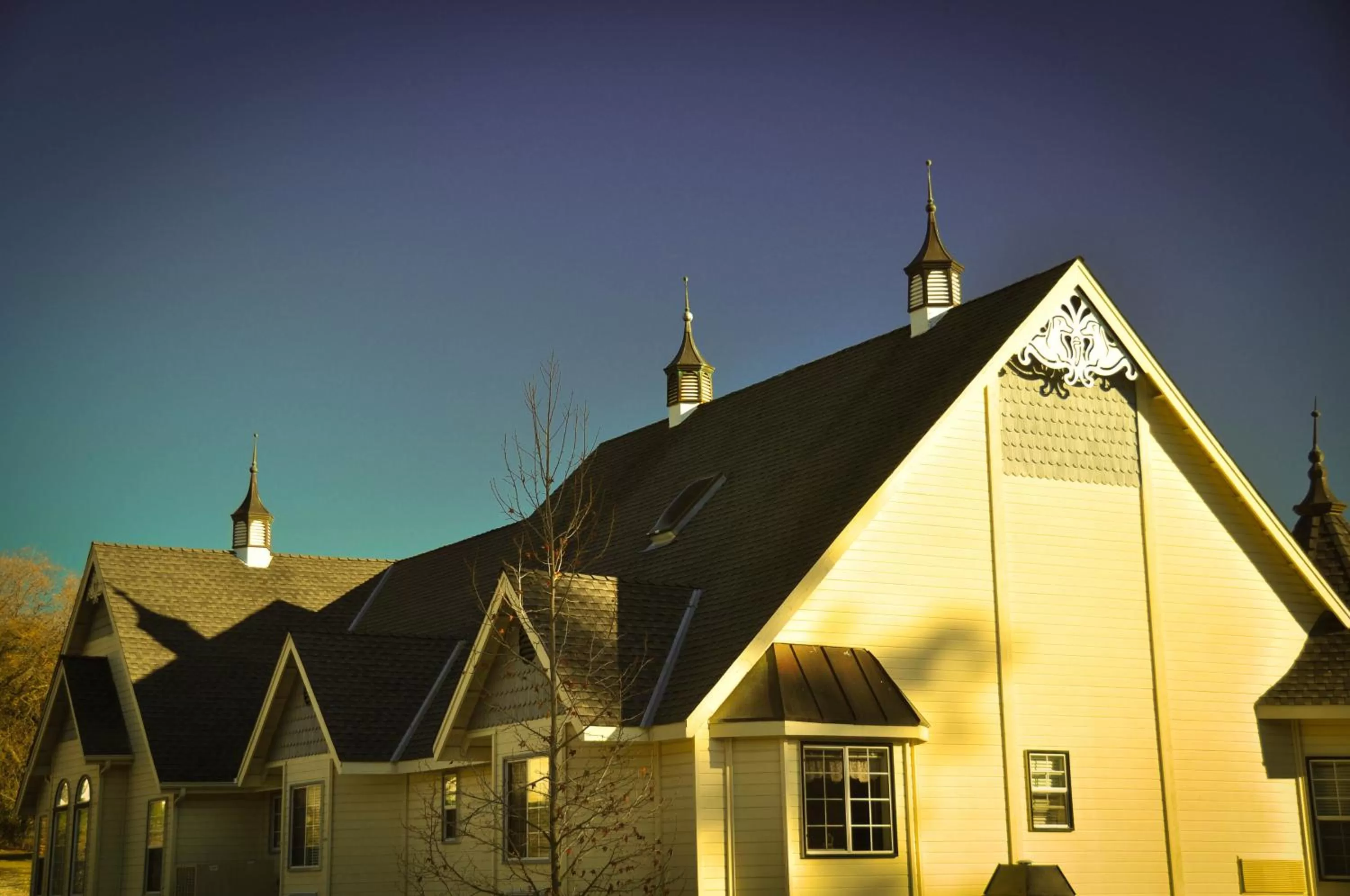 Property building in Hounds Tooth Inn