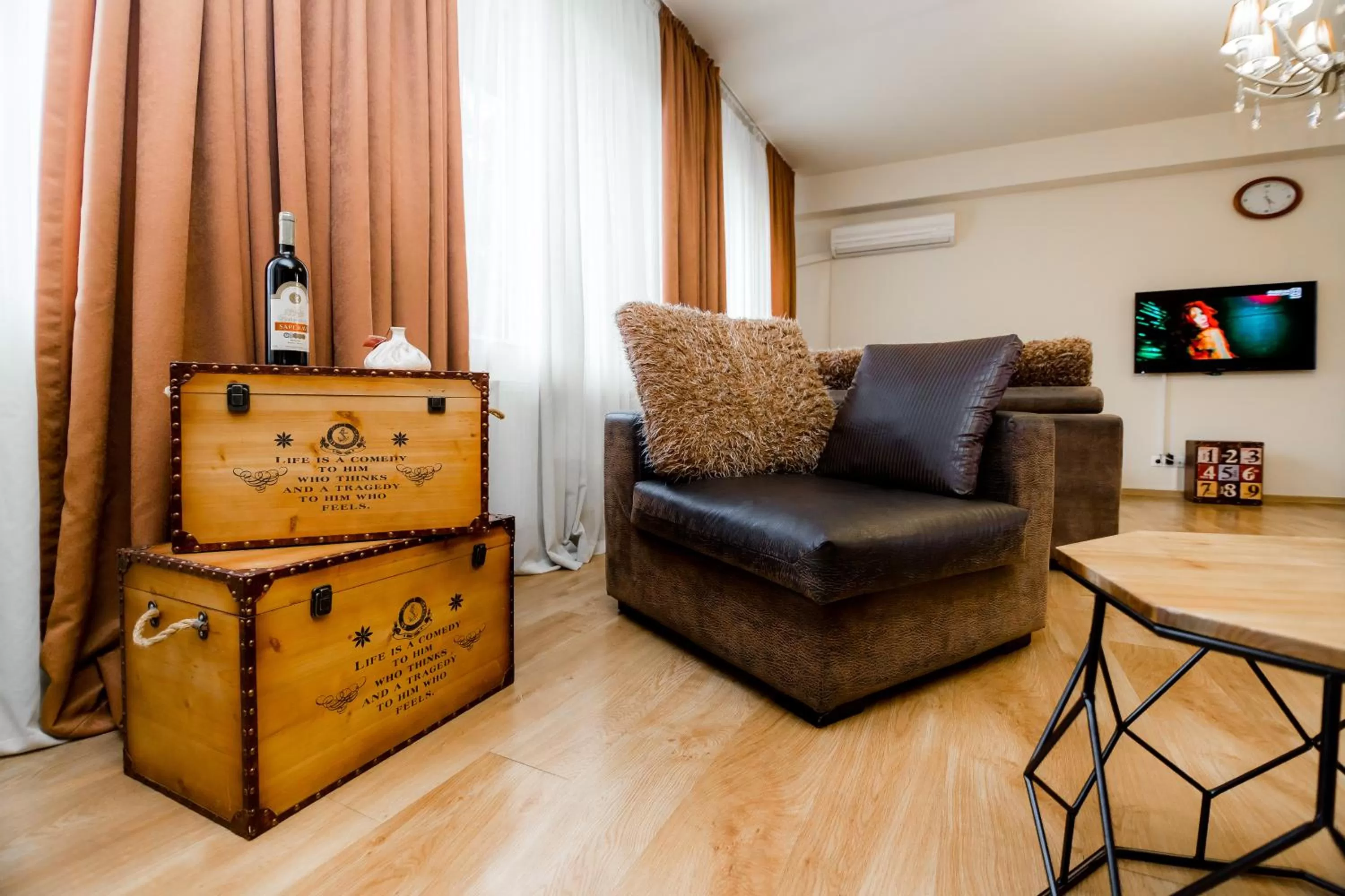 Communal lounge/ TV room in Hotel Diamond