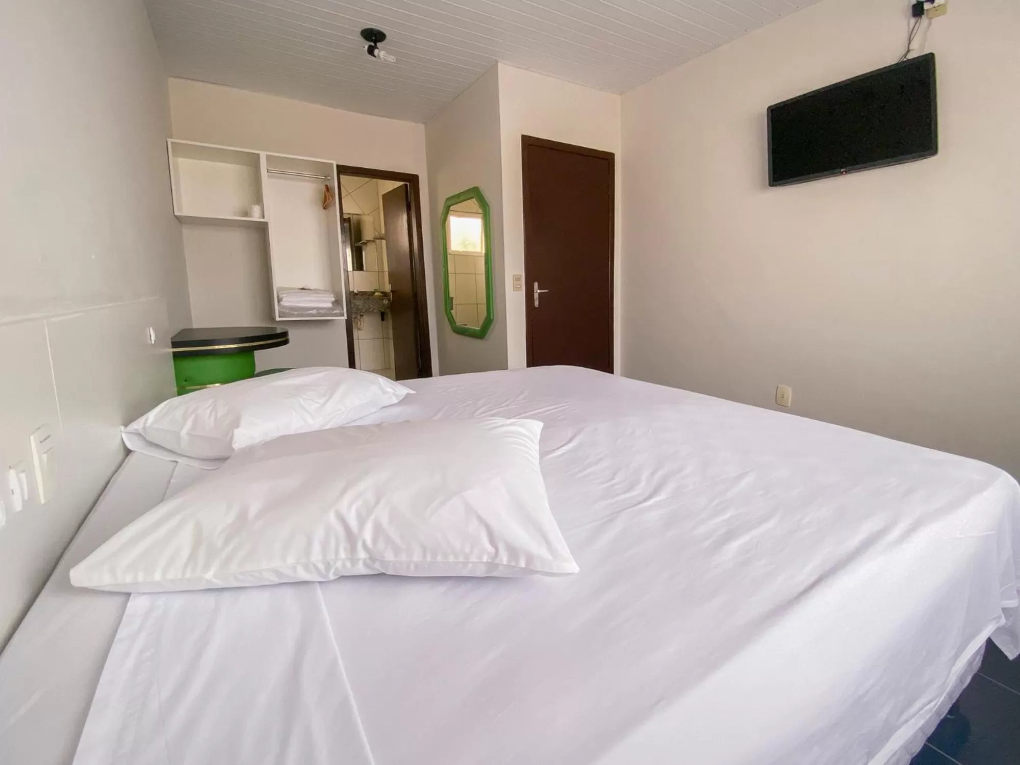 Photo of the whole room, Bed in GUINZA