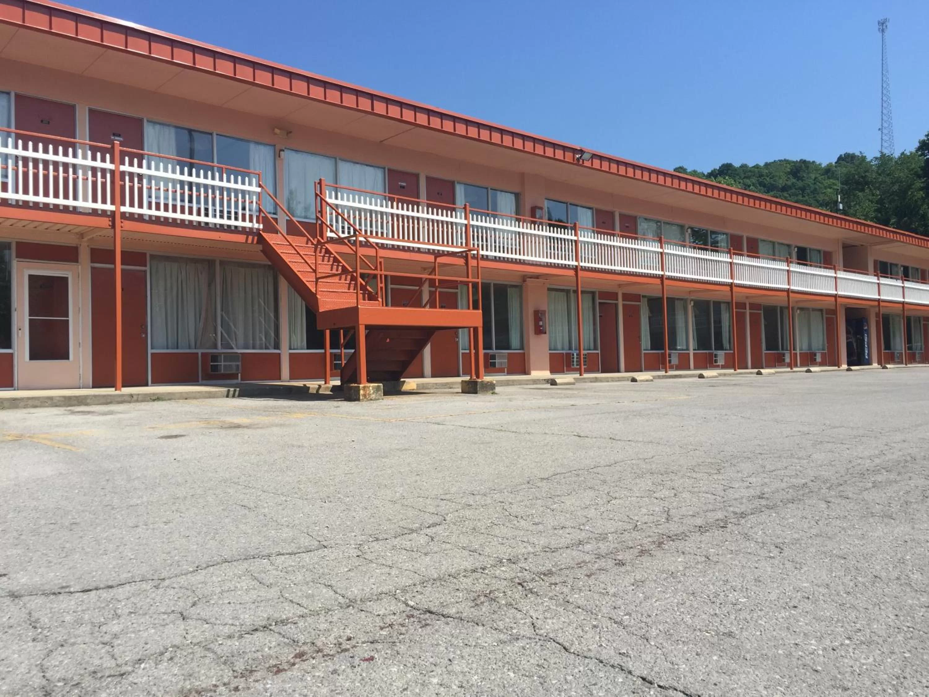 Property building in Daniel Boone Motor Inn