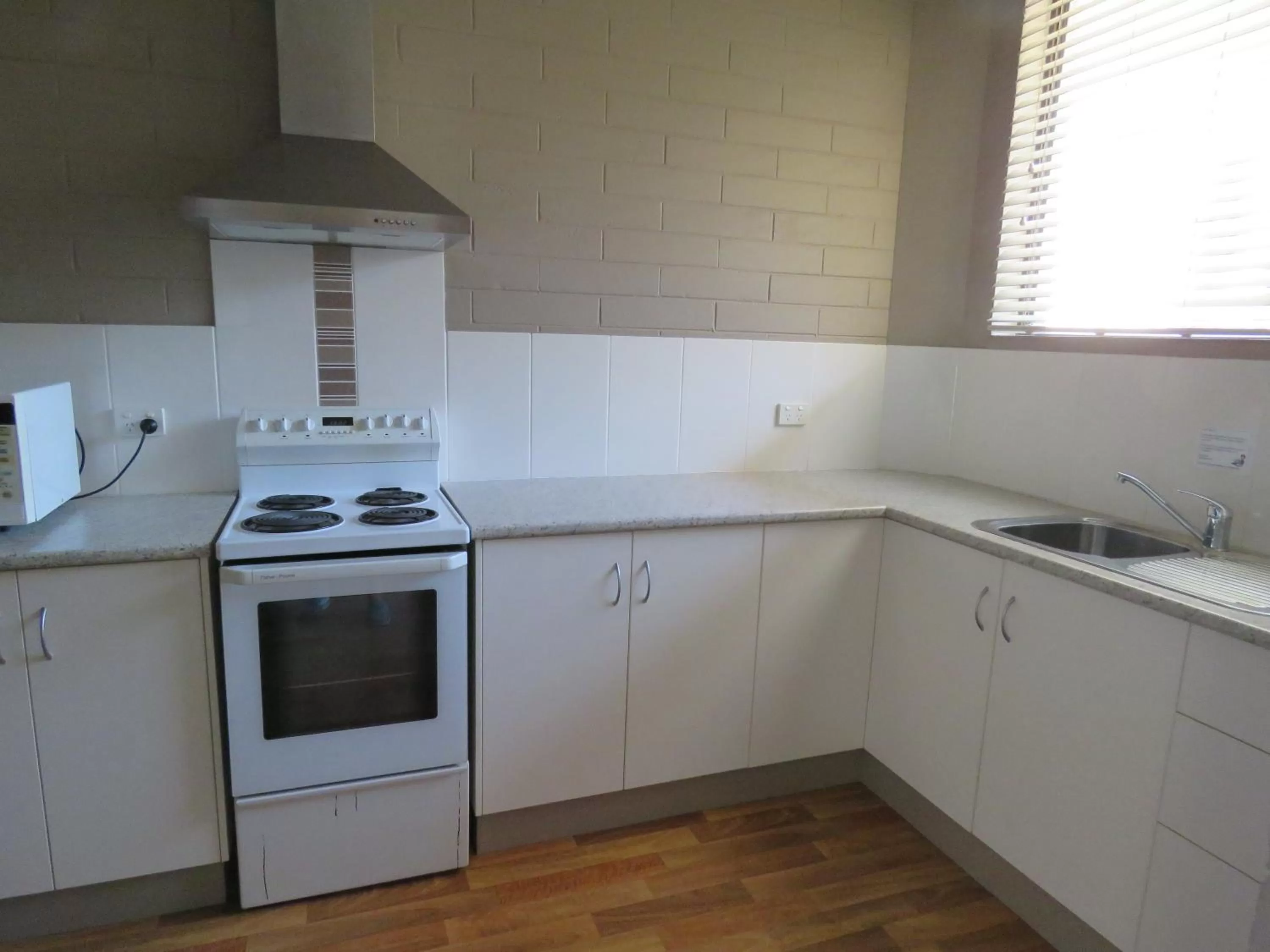 Kitchen/Kitchenette in Emerald Gardens Motel & Apartments