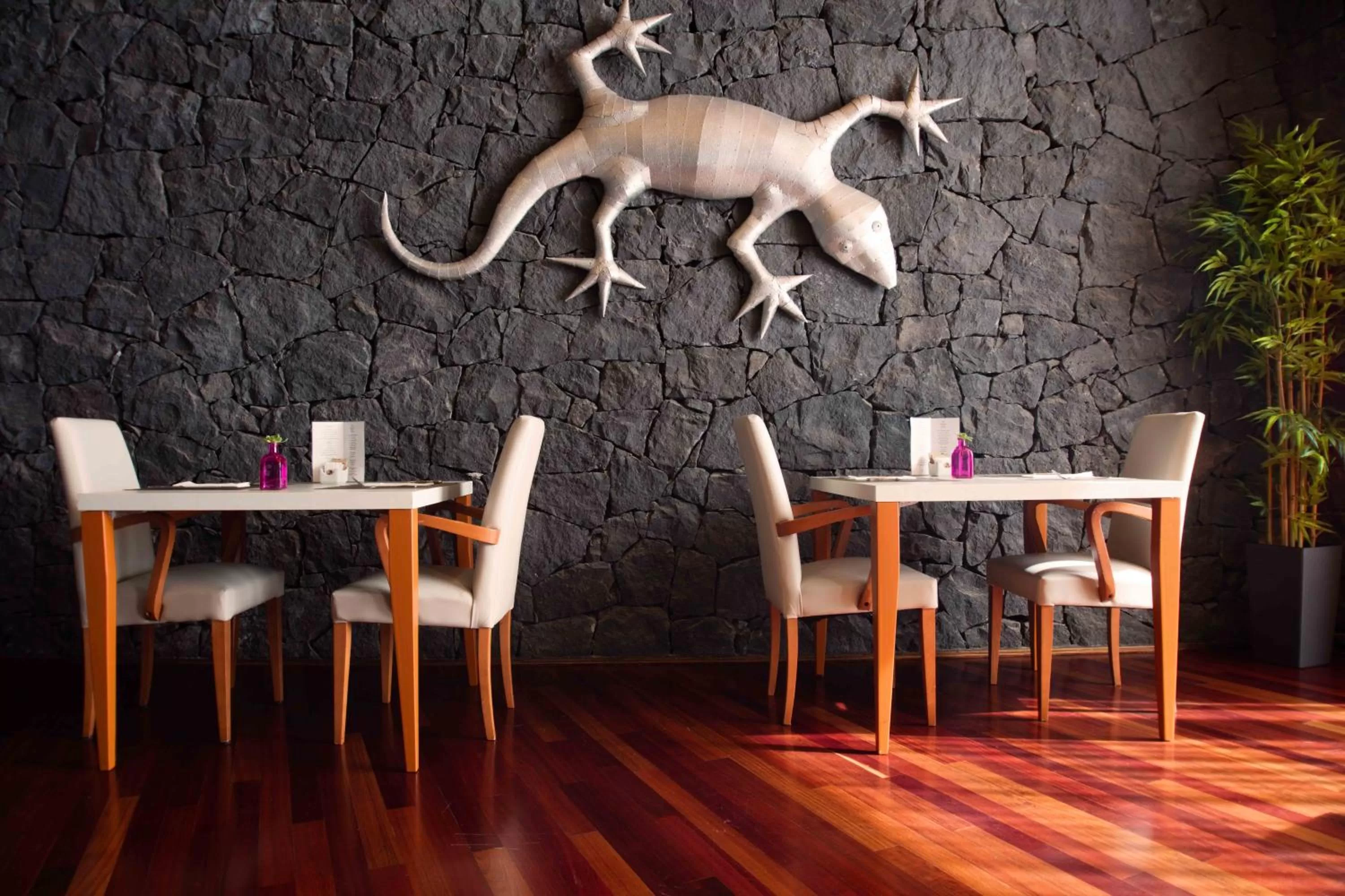 Restaurant/places to eat in Hotel Escuela Santa Cruz