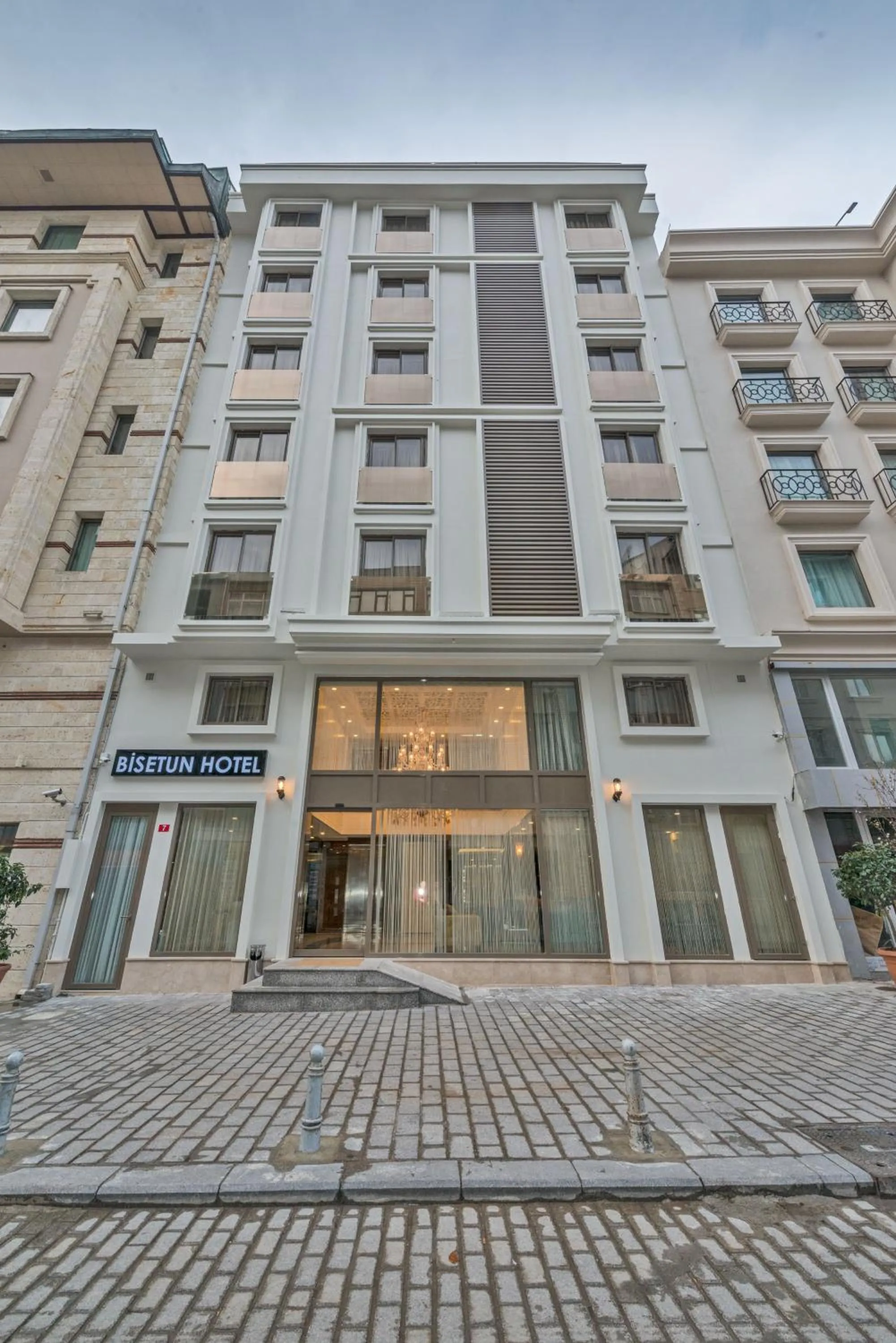 Facade/entrance in Bisetun Hotel