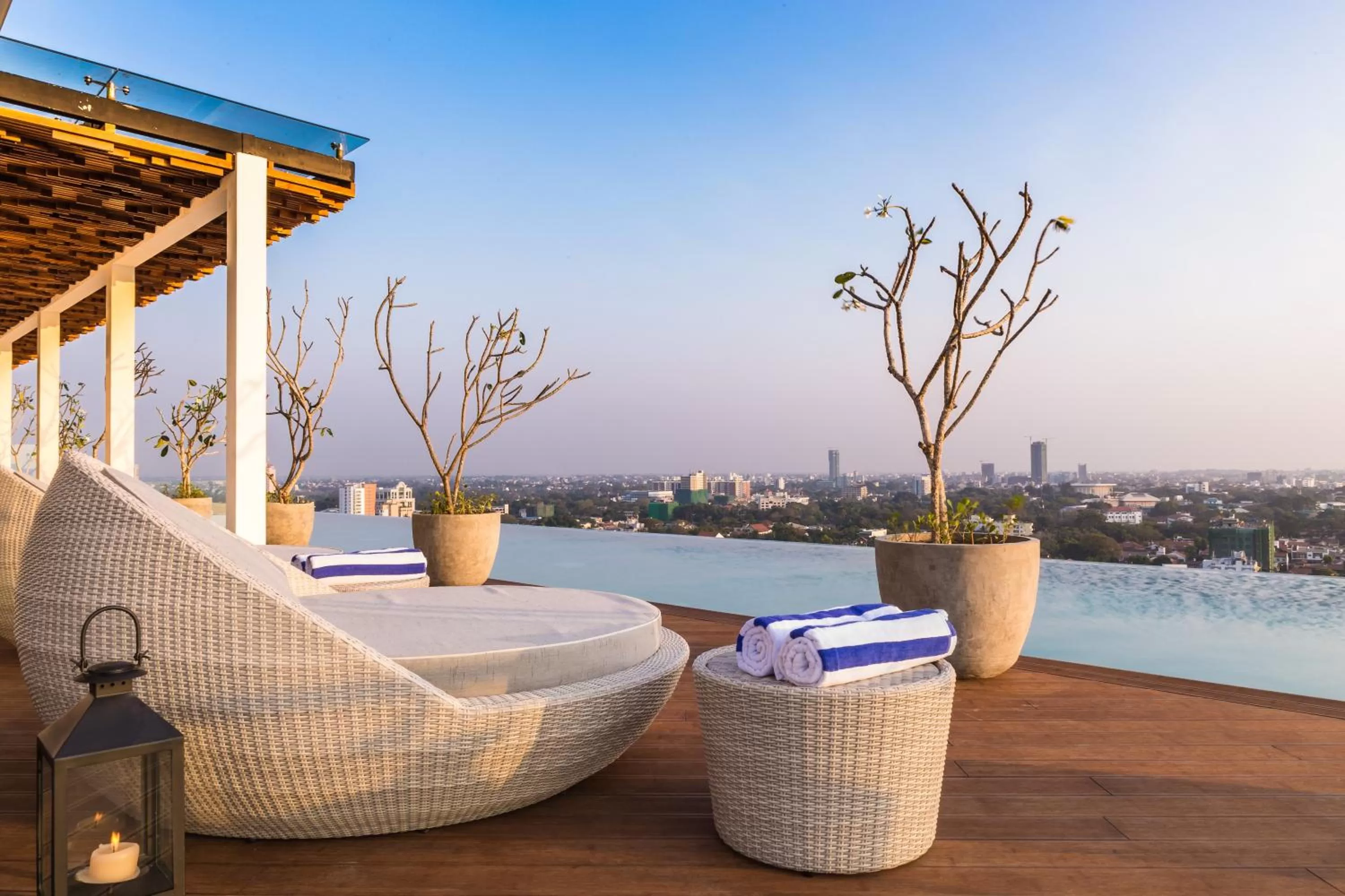 Swimming pool in Jetwing Colombo Seven