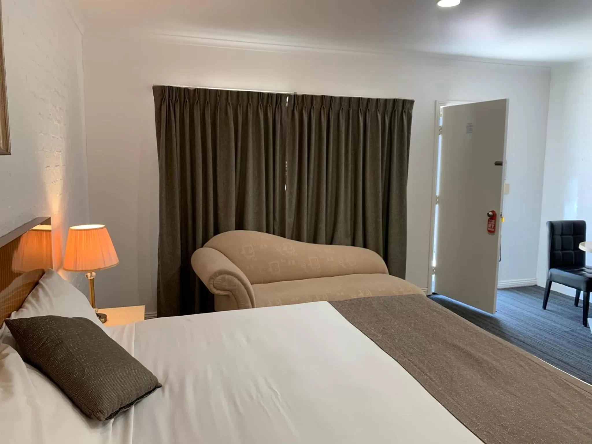 Living room, Bed in Swaggers Motor Inn