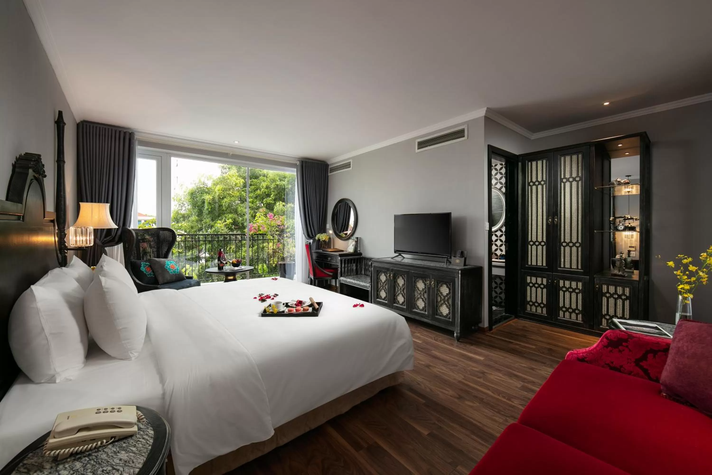 Bedroom, Bed in Shining Central Hotel & Spa