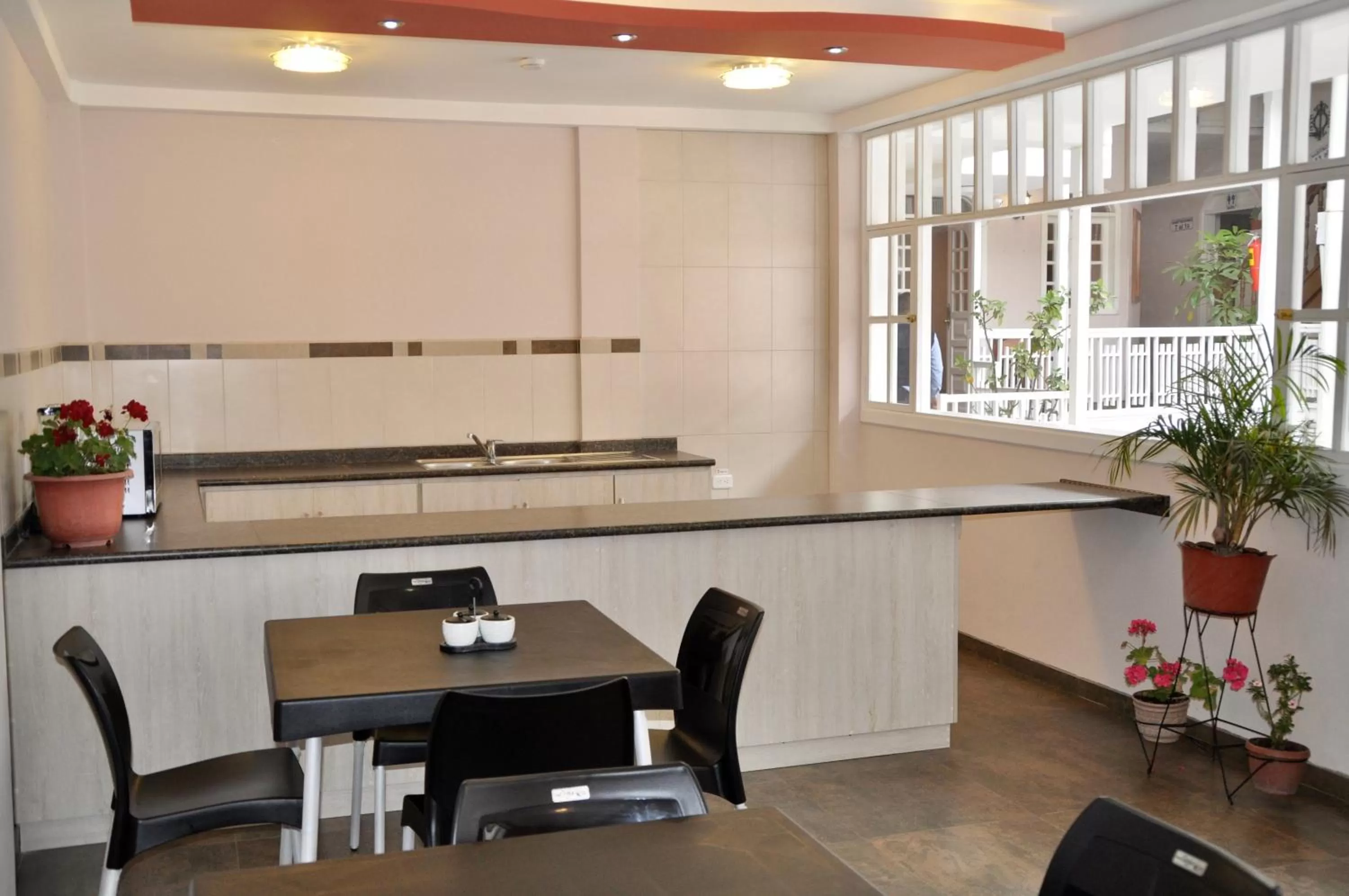 Lounge or bar, Kitchen/Kitchenette in Hotel Europa