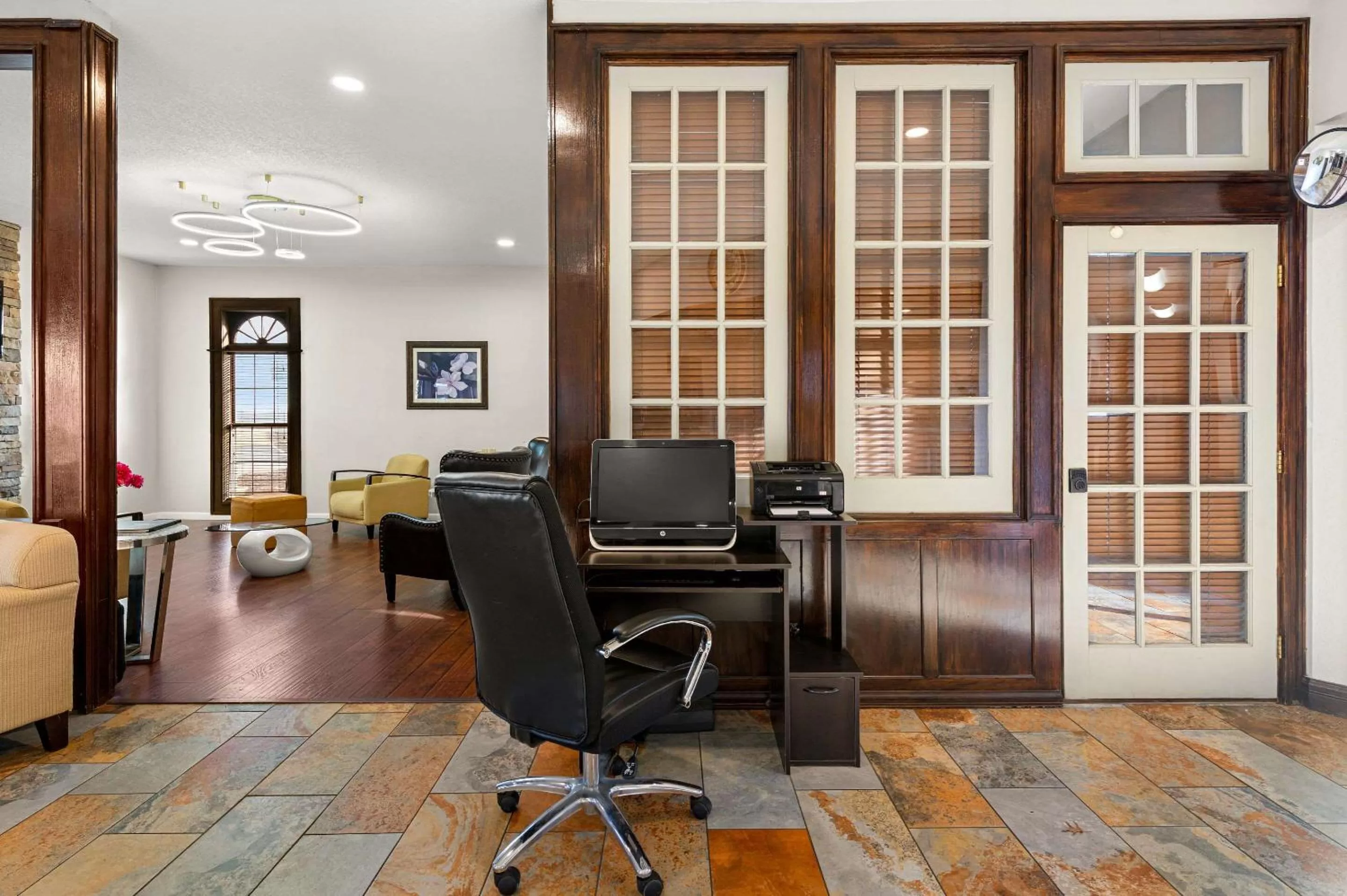 Business facilities in Suburban Studios Kansas City Airport North