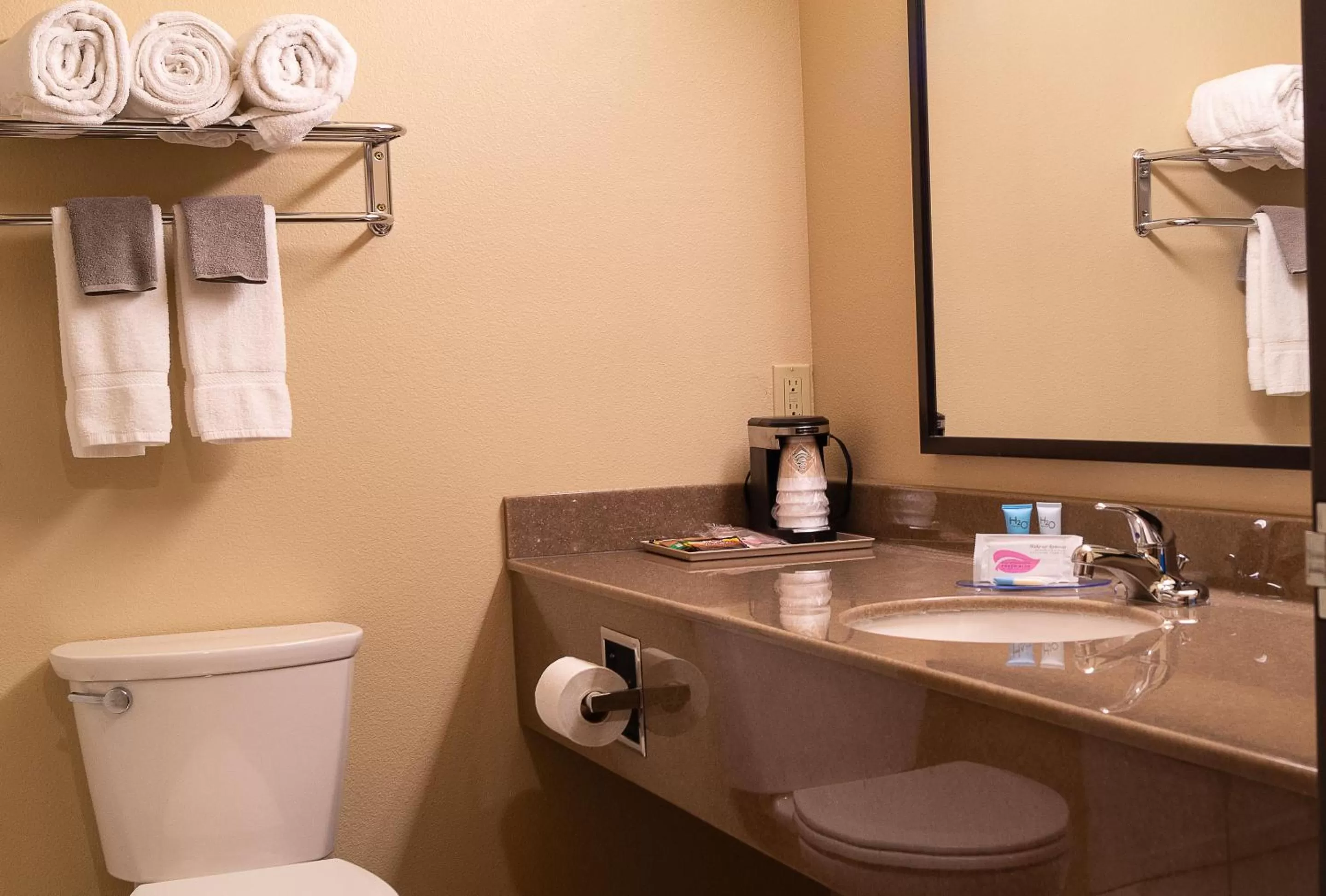 Bathroom in Newcastle Lodge & Convention Center