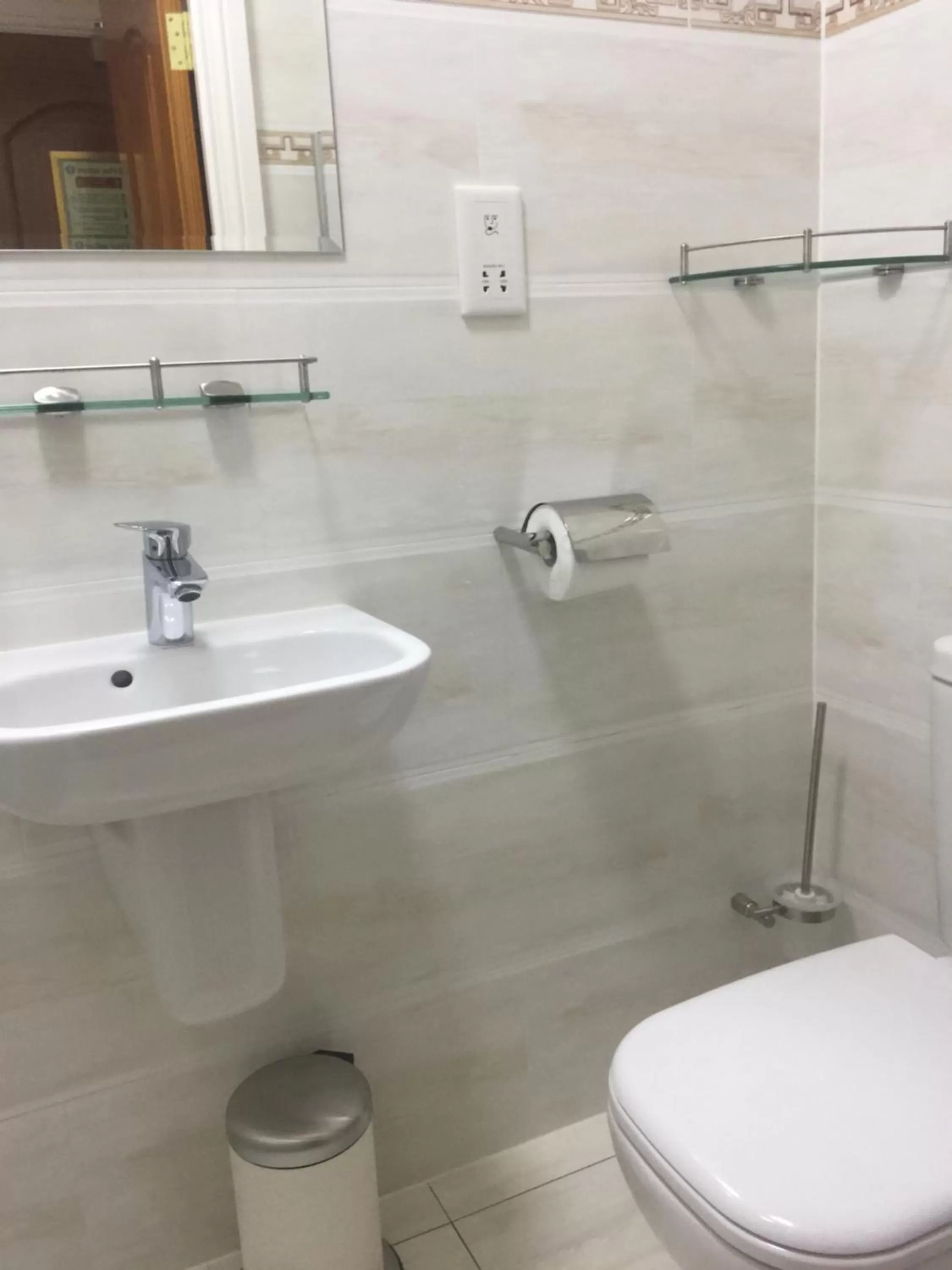 Toilet in White House Hotel