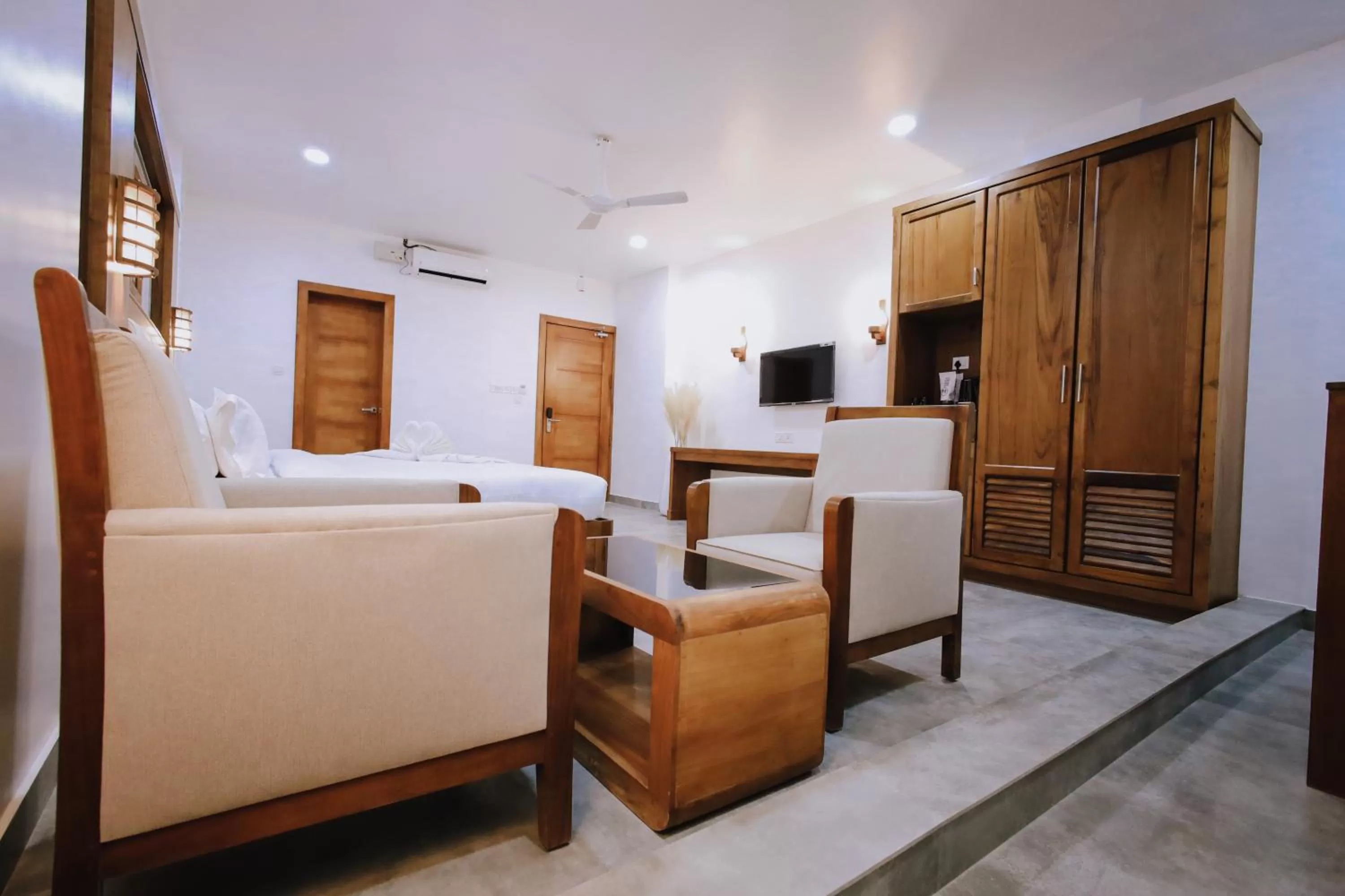 Bedroom, Seating Area in HOTEL WHITE HOUSE, Munnar