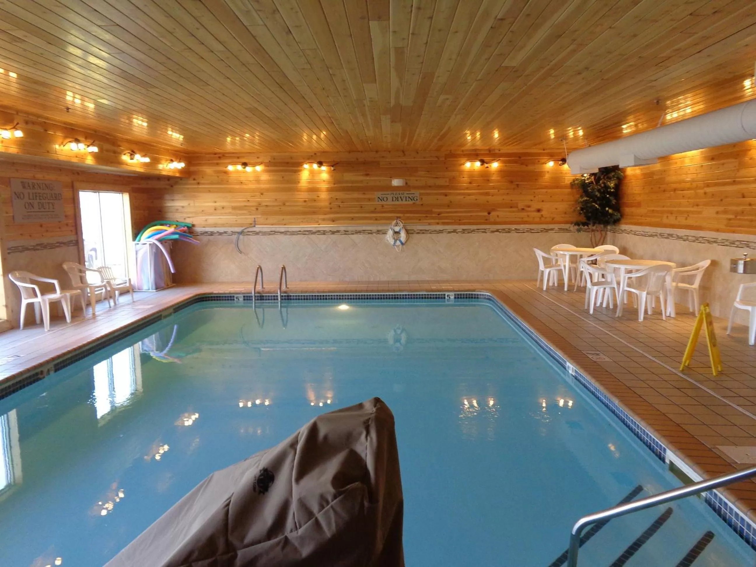 Swimming pool in Country Inn & Suites by Radisson, Forest Lake, MN