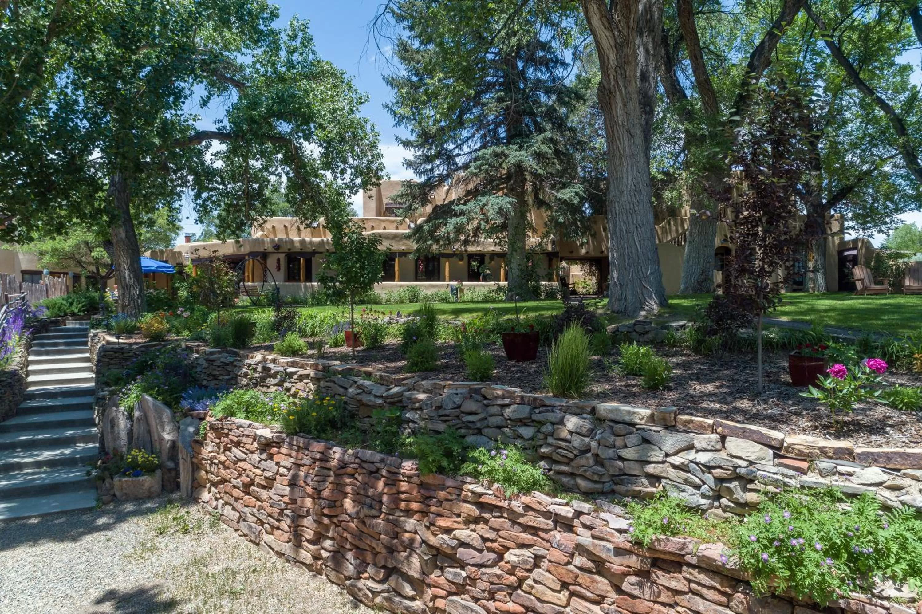 Facade/entrance in Inn on La Loma Plaza