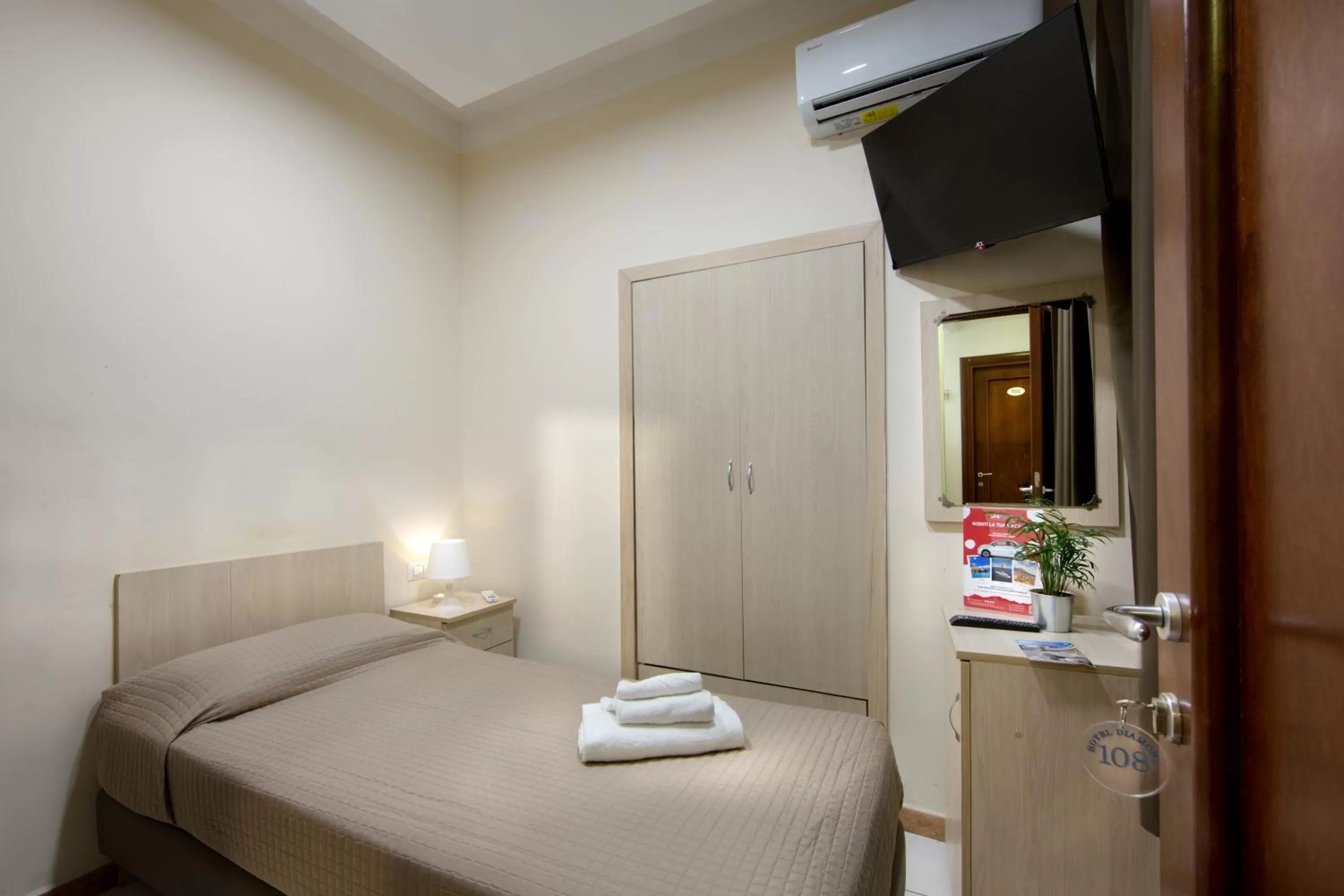 Standard Single Room in Hotel Diamond