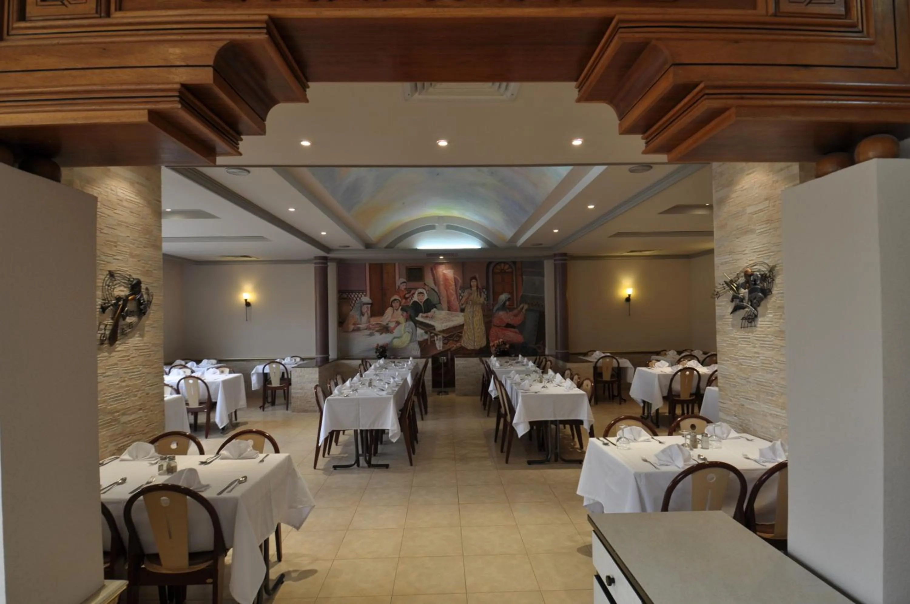 Restaurant/places to eat in Hôtel Wassim