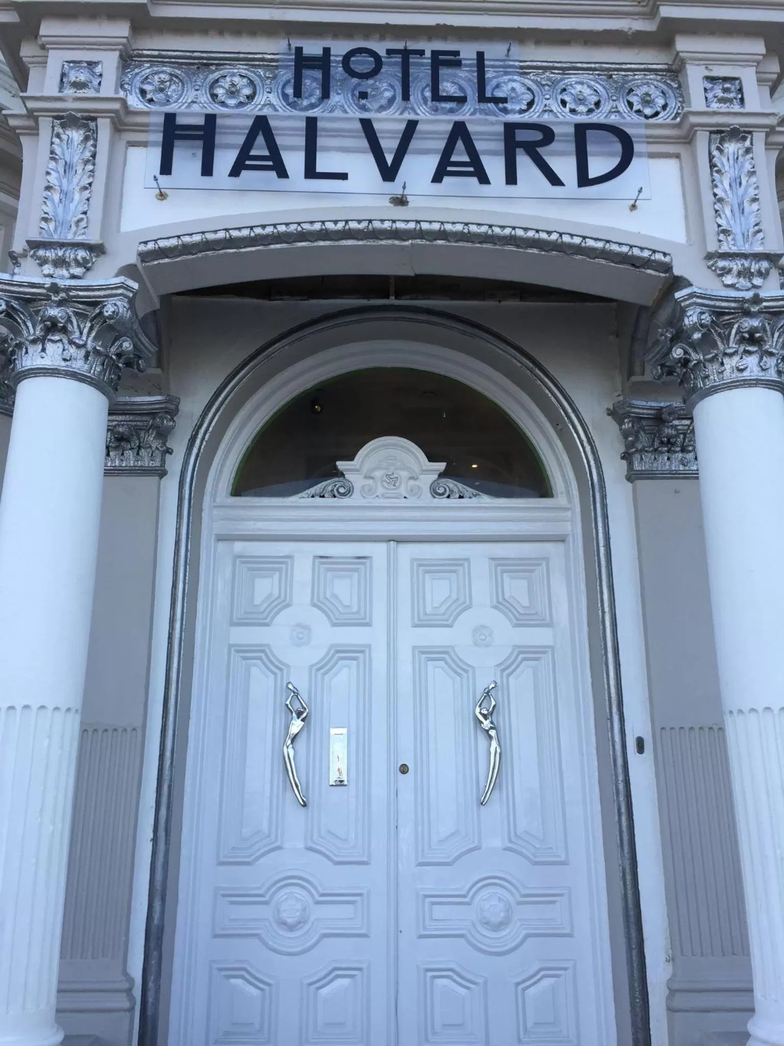 Facade/entrance in Halvard Hotel