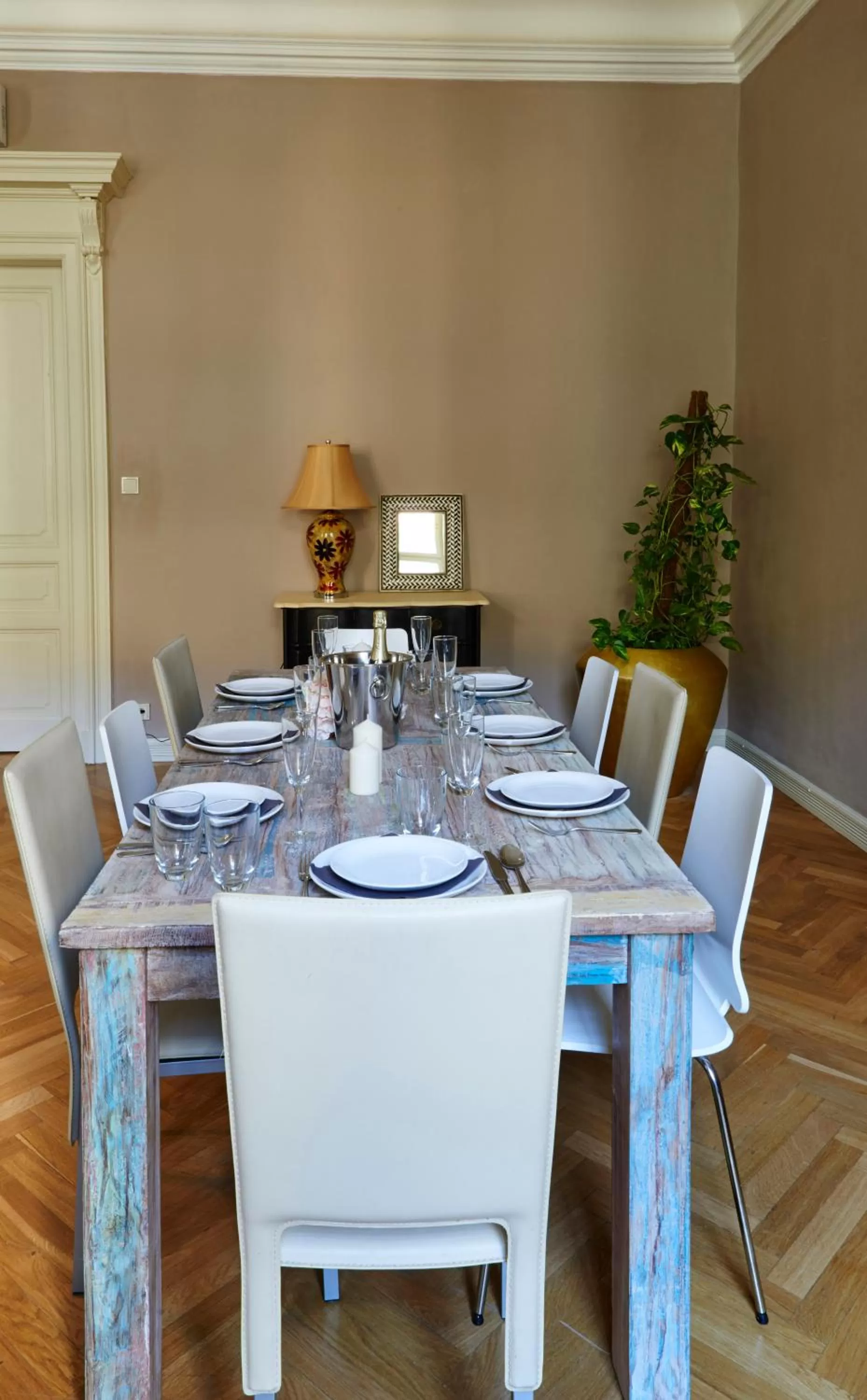 Dining area in Grand Central Residence by TKC