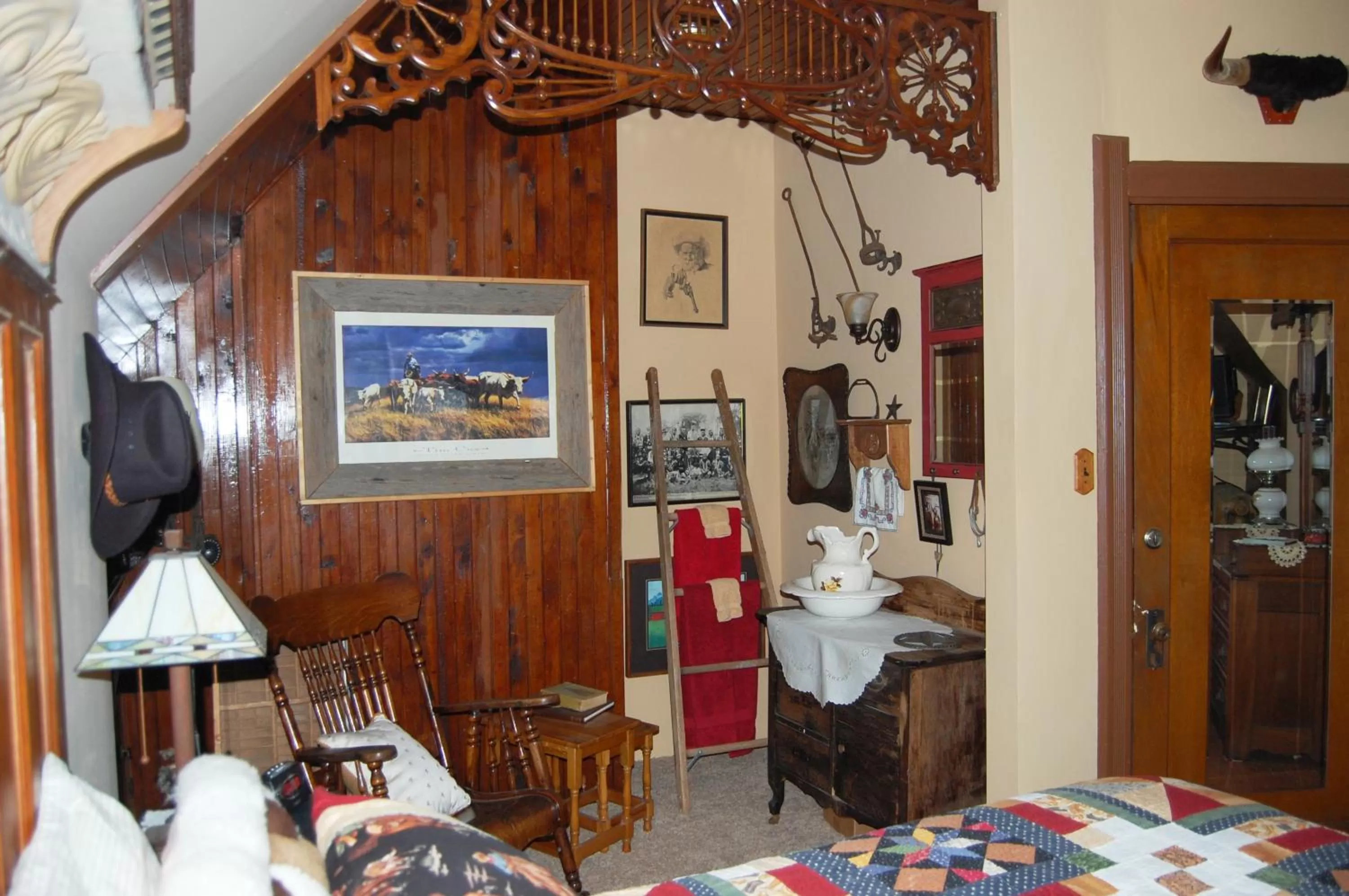 Seating area, Bed in Schuster Mansion Bed & Breakfast