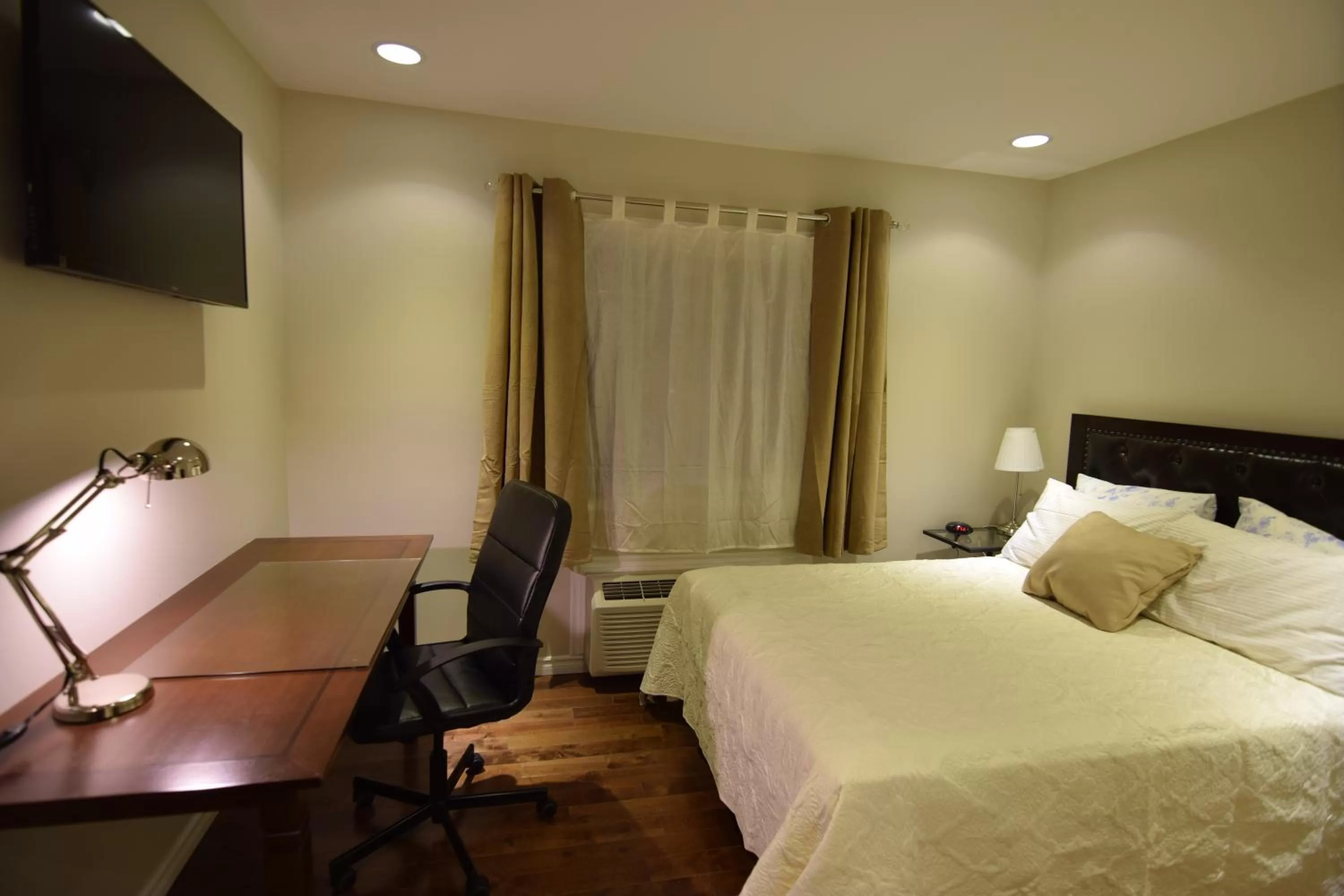 Bedroom, Bed in The Lion Inn & Suites