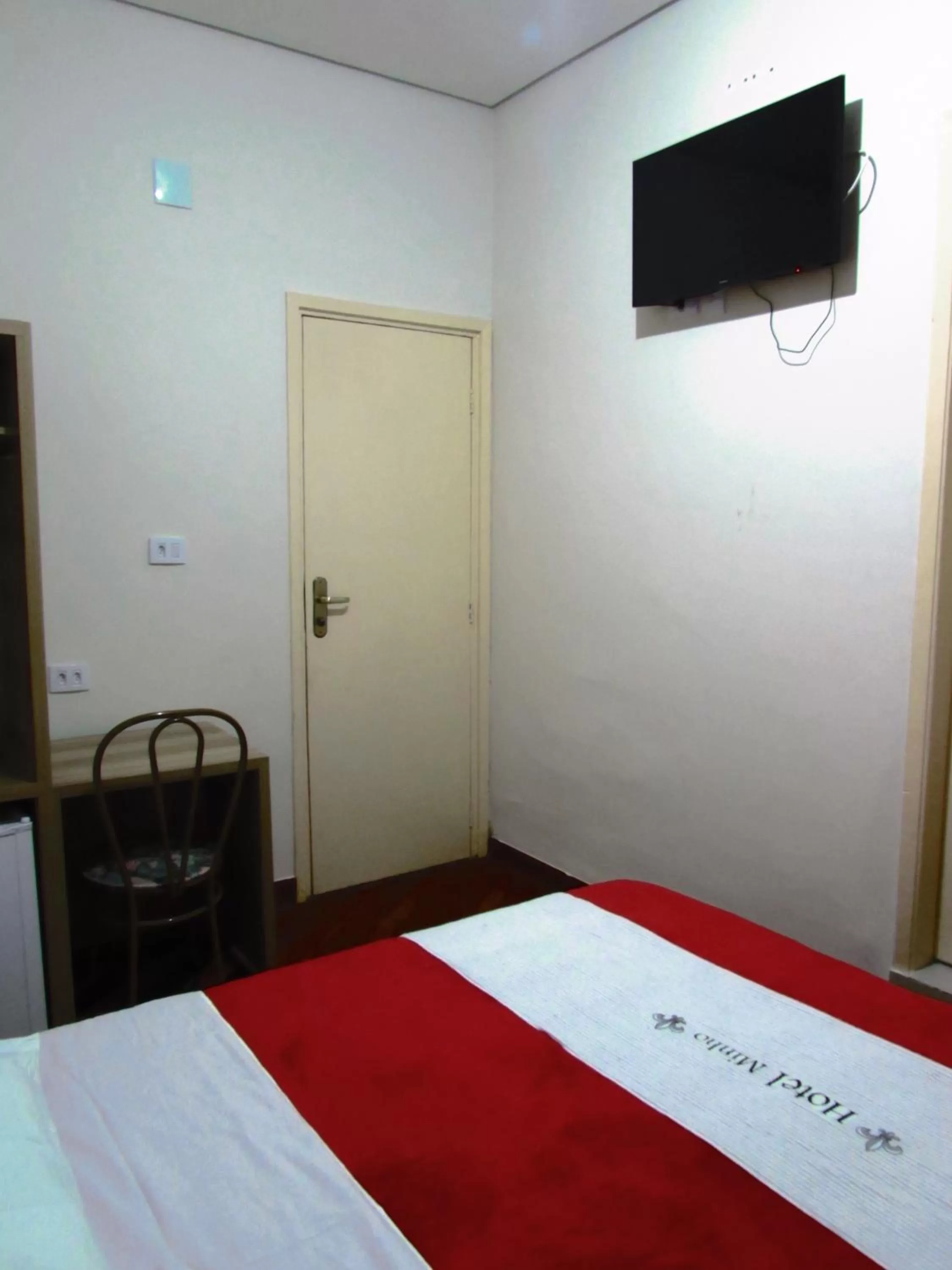 TV/Entertainment Center in Hotel Minho -Próximo 25 Março , Brás e Bom Retiro