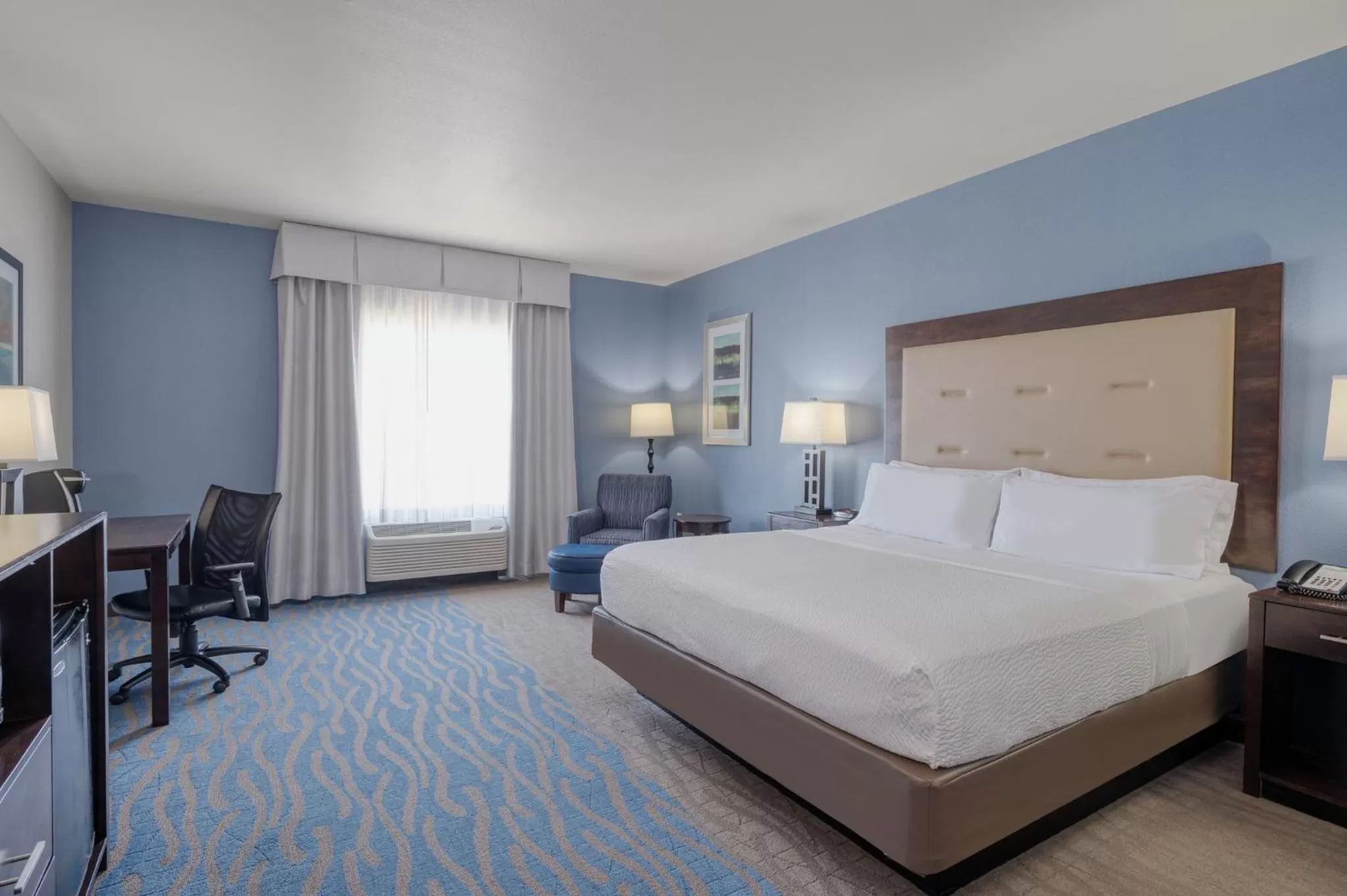 Photo of the whole room, Bed in Holiday Inn Express and Suites Edwardsville by IHG
