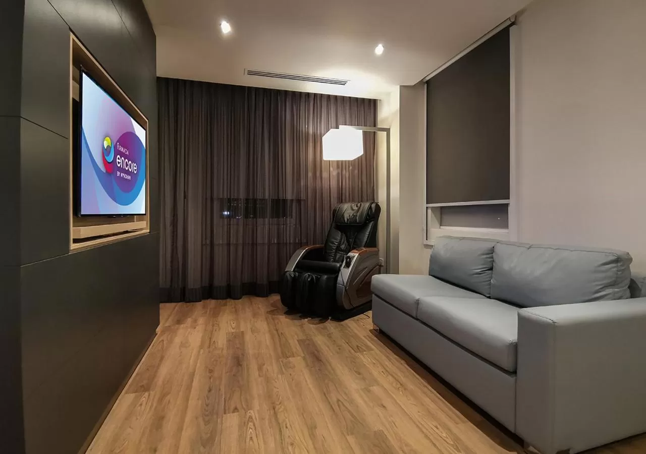 Living room in Ramada Encore by Wyndham Guadalajara Aeropuerto