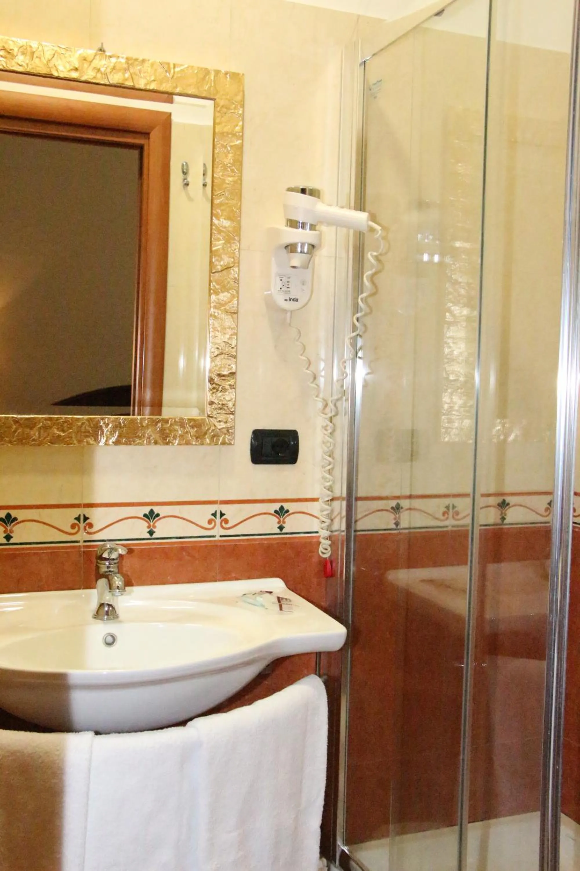 Shower in Hotel Mirage