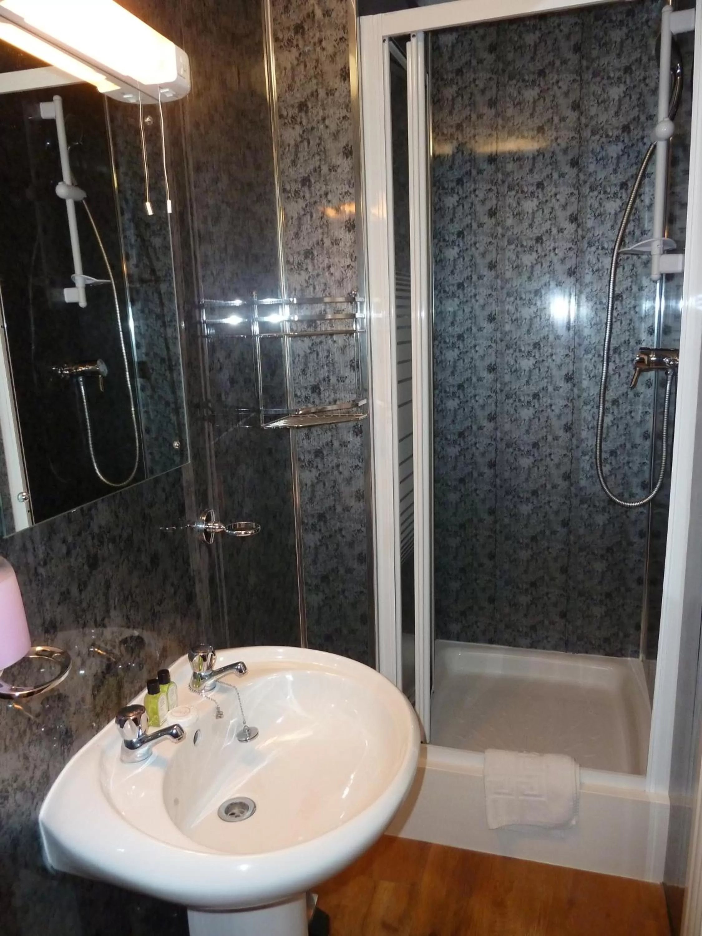 Bathroom in Ellan Vannin Hotel