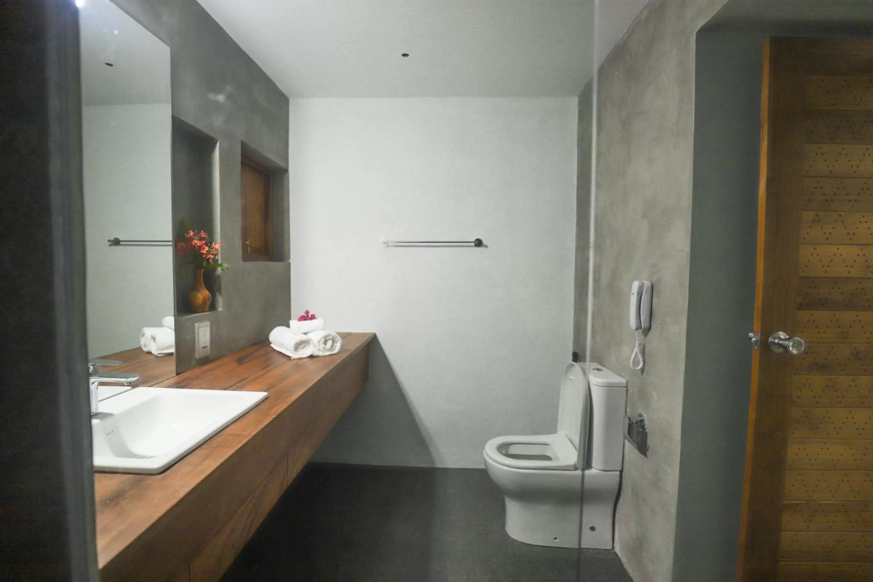 Toilet in Lavendish Lake Giritale - Former Giritale Hotel