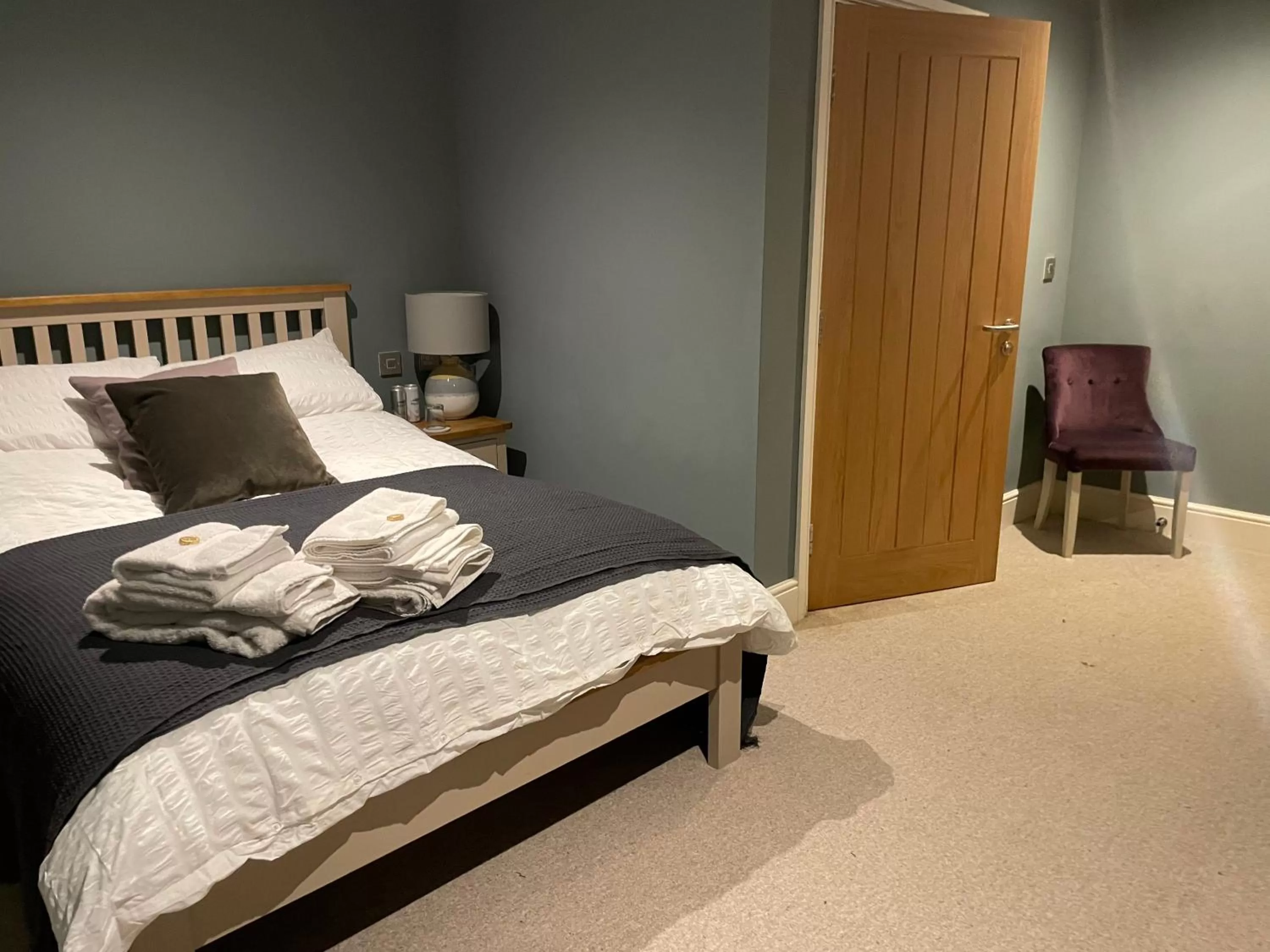 Bedroom, Bed in The Red Lion Charing Heath