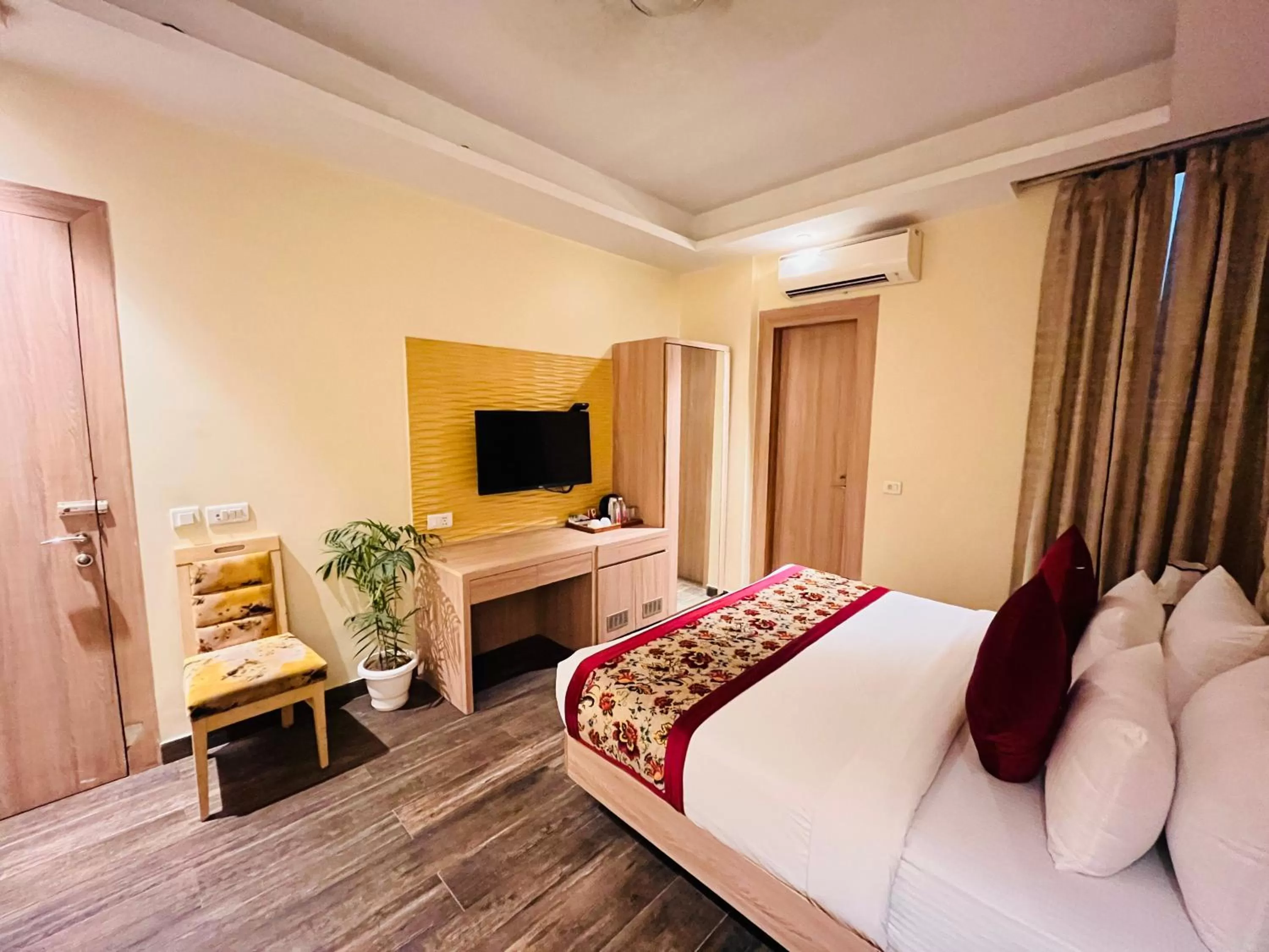 Photo of the whole room, Bed in Hotel Banz near Delhi Airport