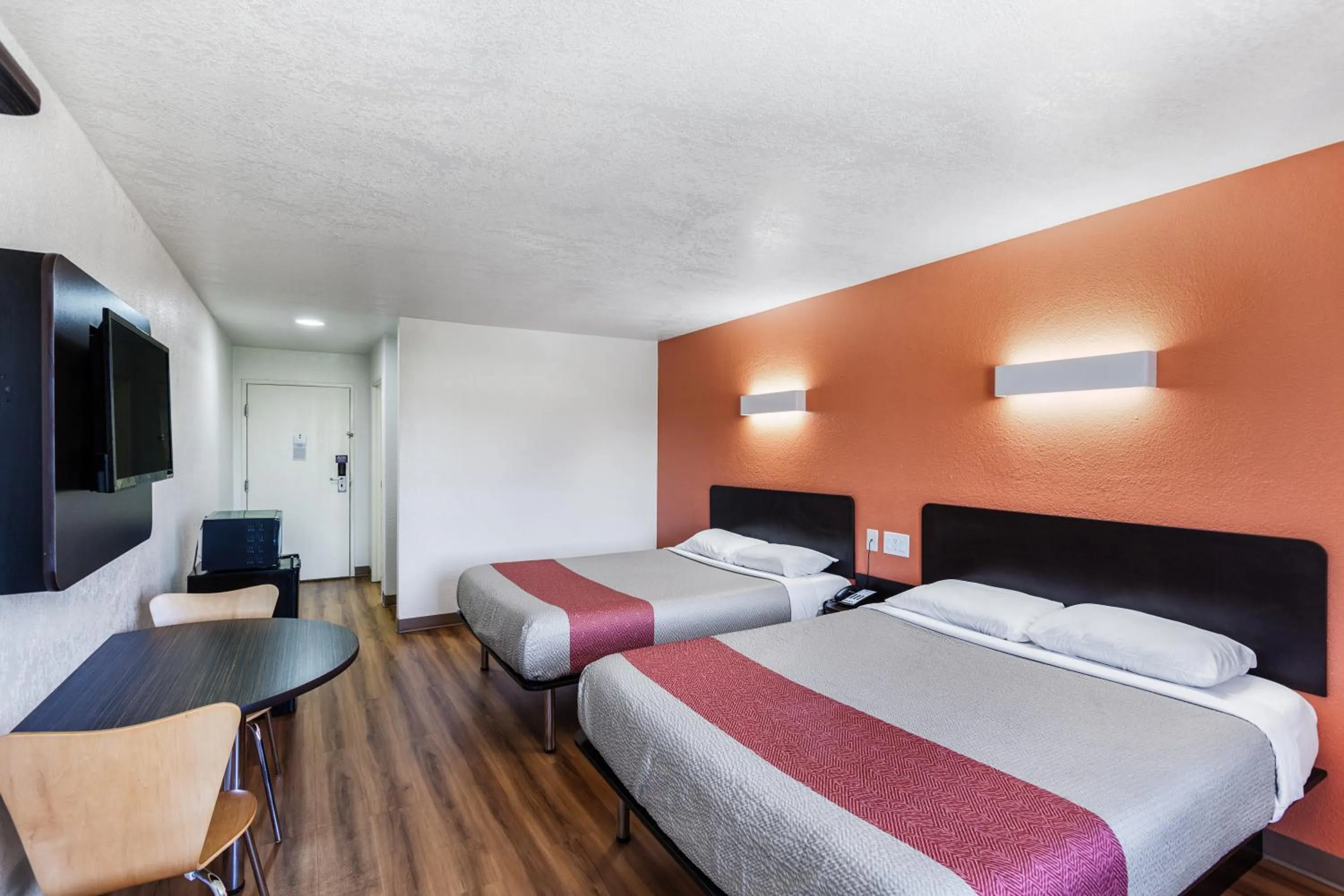 Bedroom, Bed in Motel 6-Bedford, TX - Fort Worth