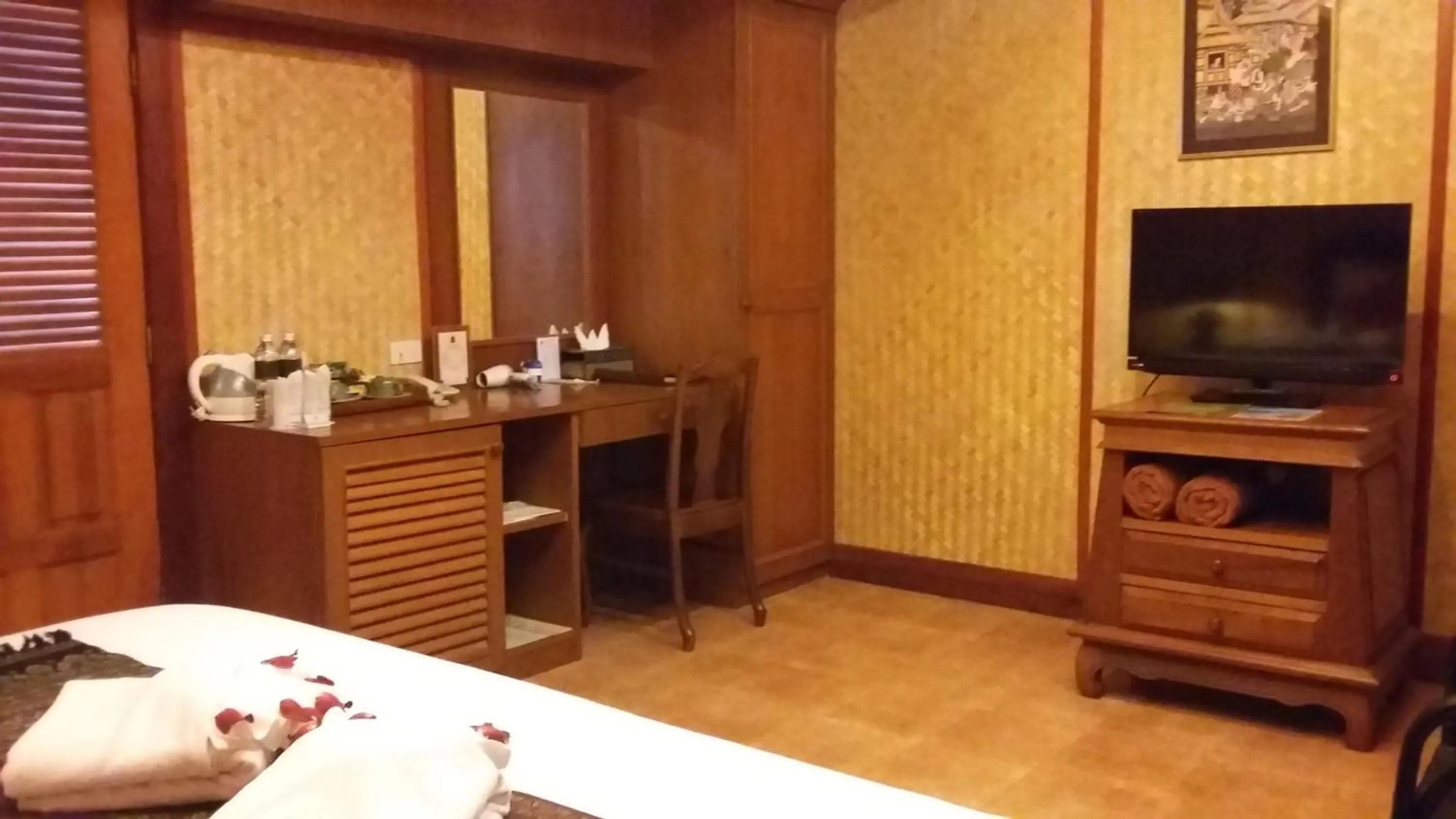 TV and multimedia in Royal Phawadee Village Patong - 2 Minutes walk to the beach