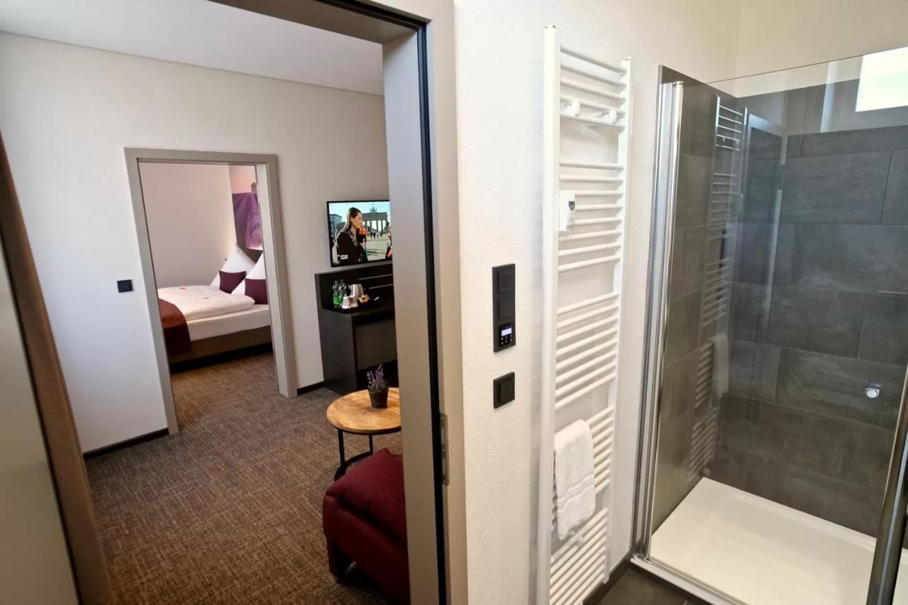 Shower in Bahnhof-Erzingen, hotel, coffee & more